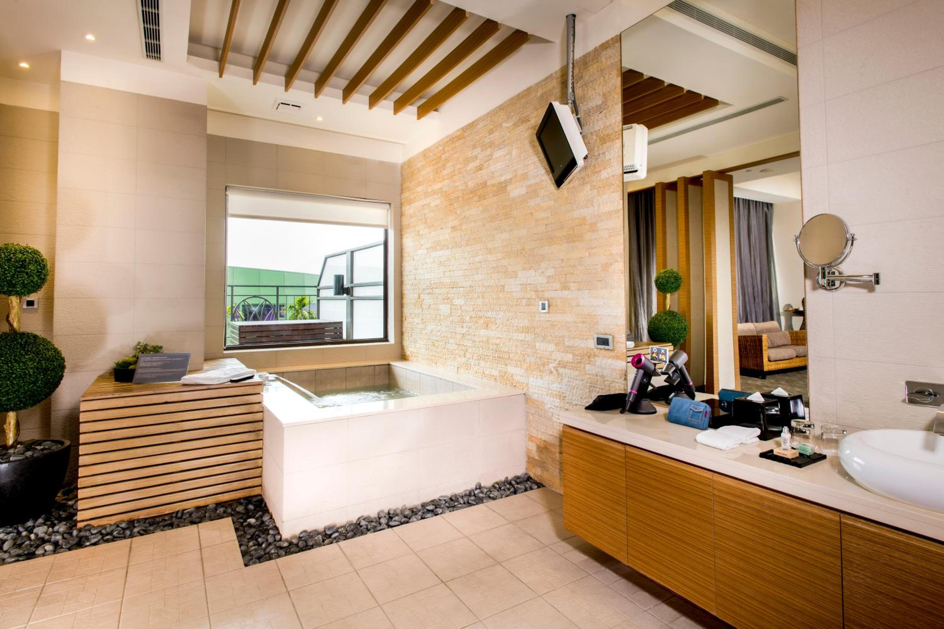 Suite with Spa Treatment for 1 Person photo 2