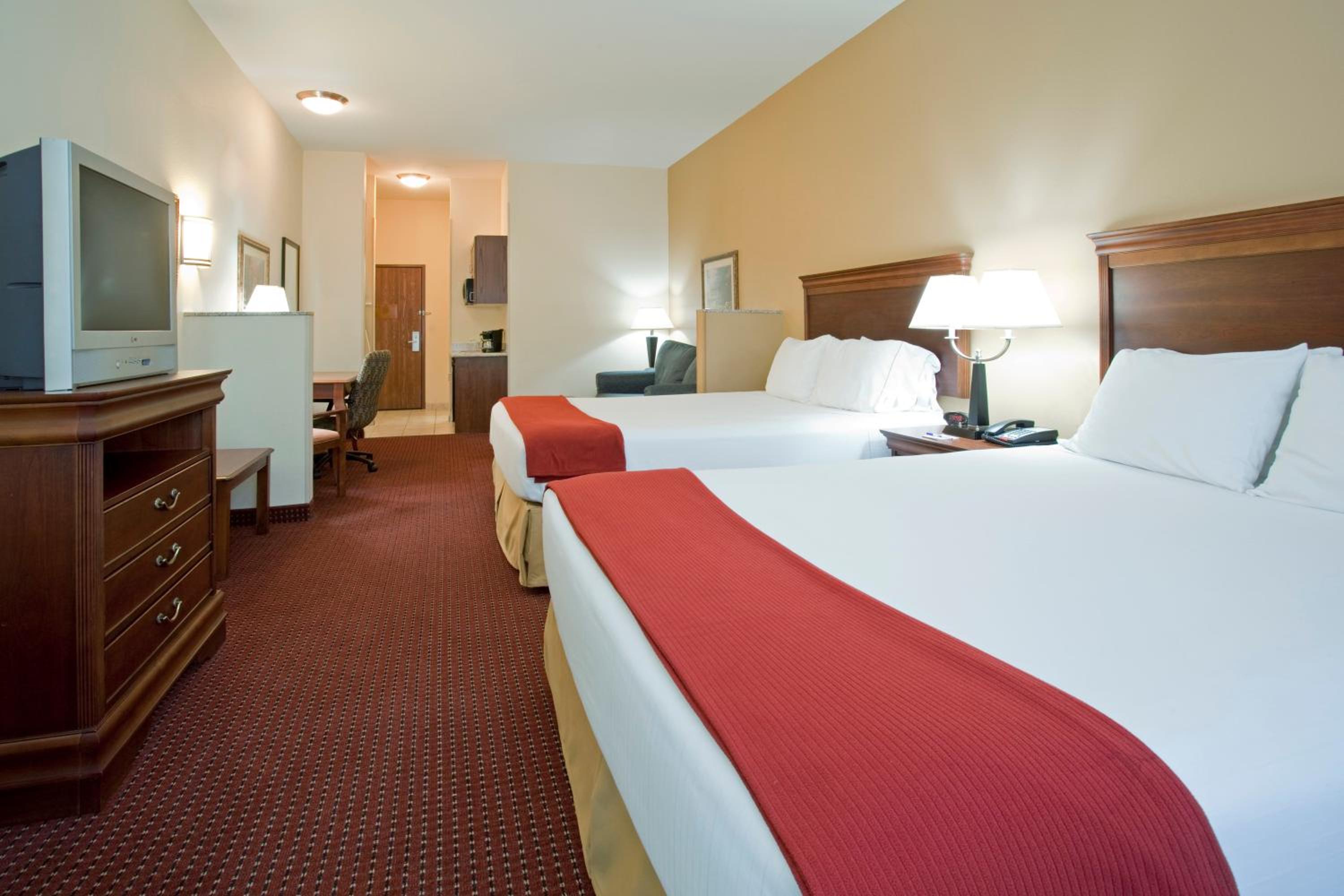 Standard Queen Room with Two Queen Beds - Communications Accessible photo 2
