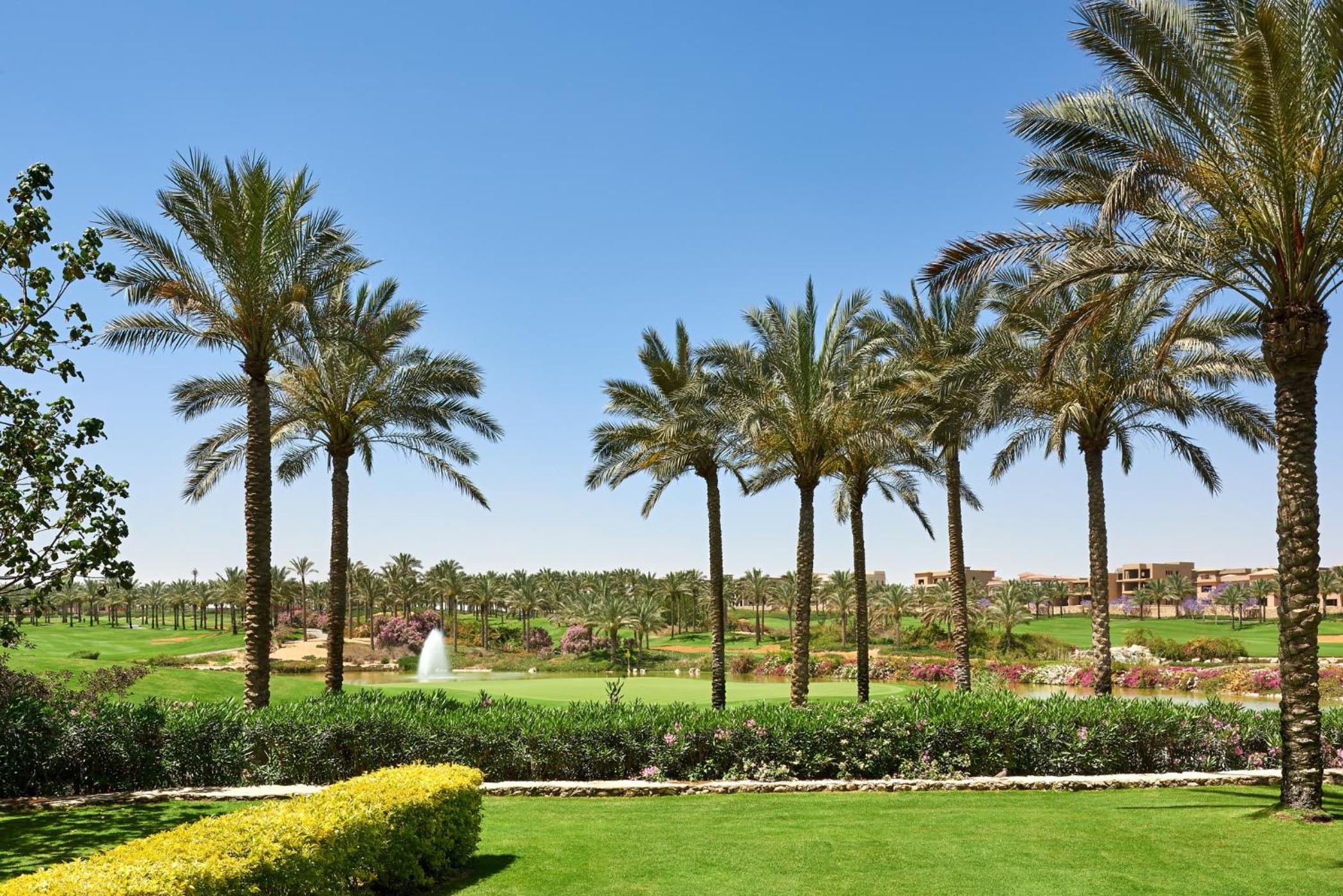 Superior Golf View Room, 1 King, Golf view thumbnail 5
