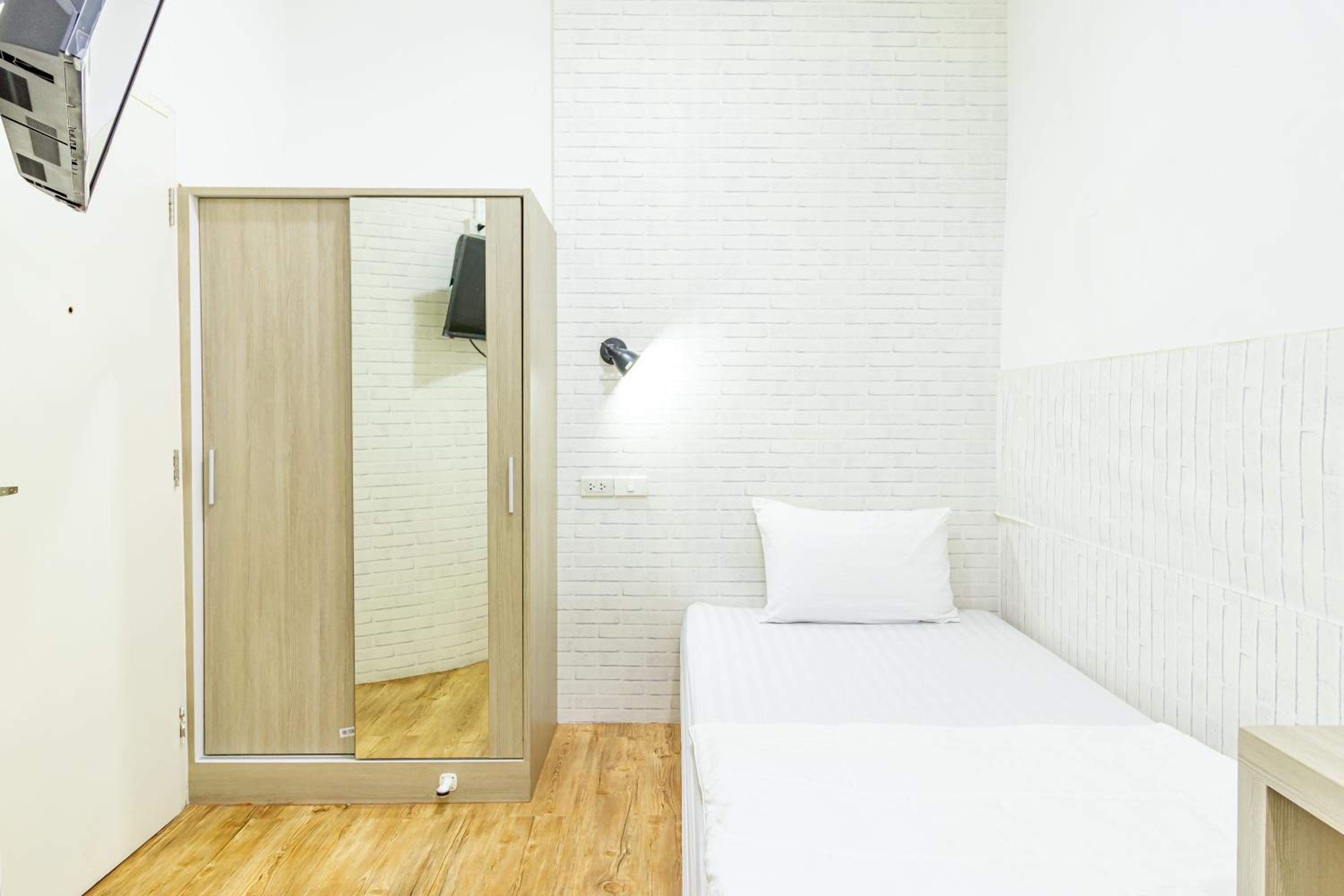 Standard Single Room - no window photo 3