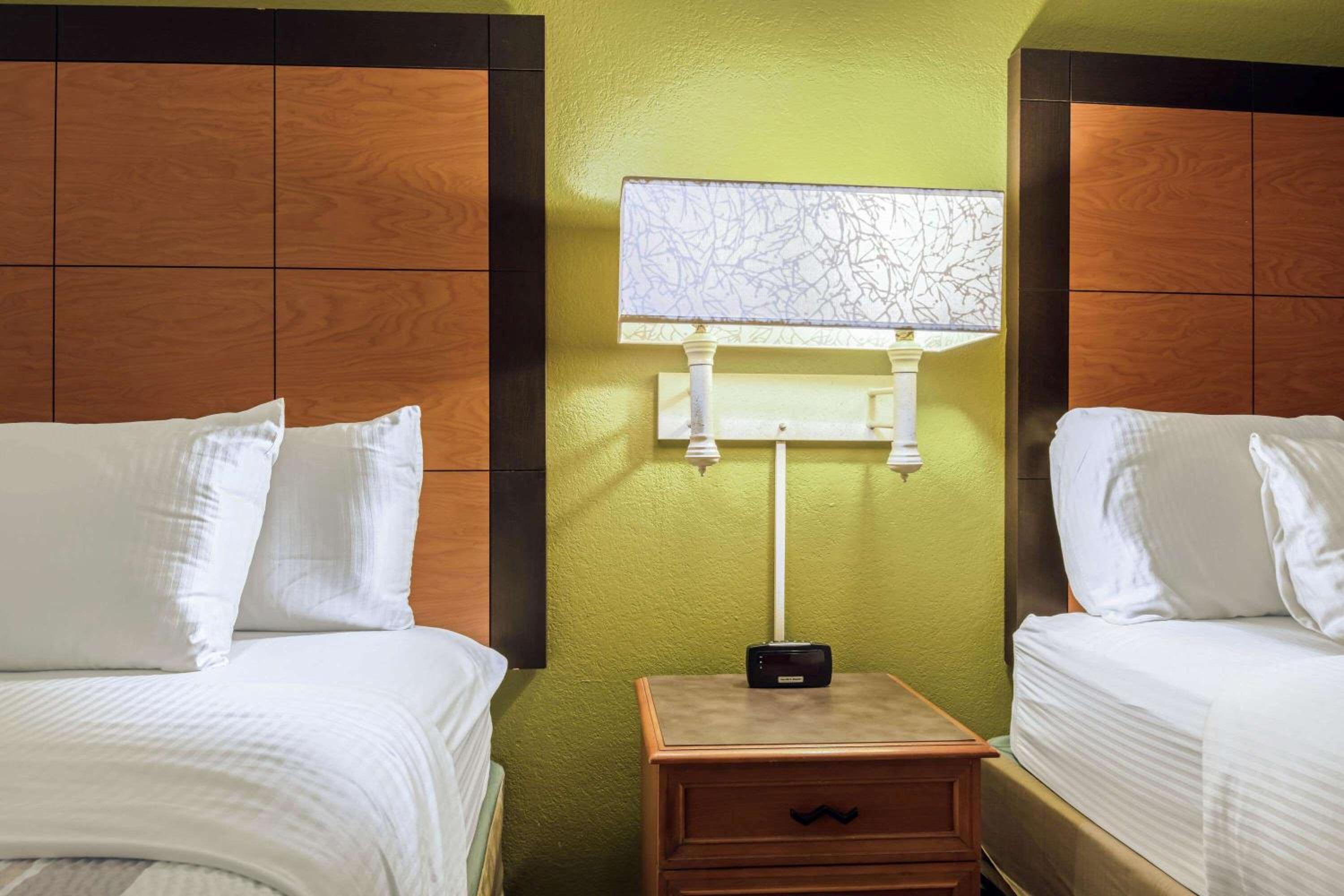 Double Room With Two Double Beds And Bath Tub - Mobility Accessible/Non-Smoking - Photo 7