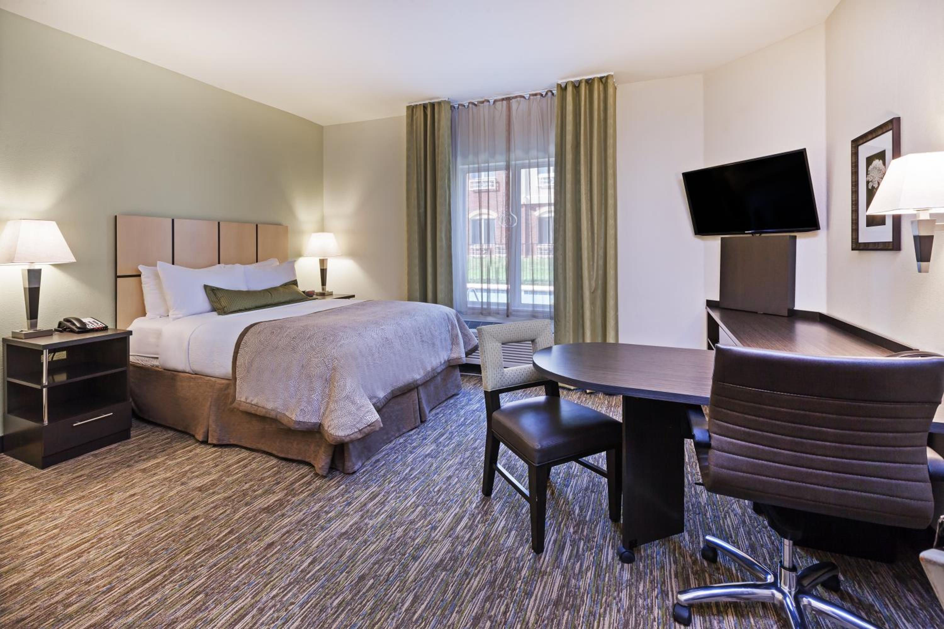 Studio Queen Suite with Two Queen Beds and Mobility Accessible Tub photo 2