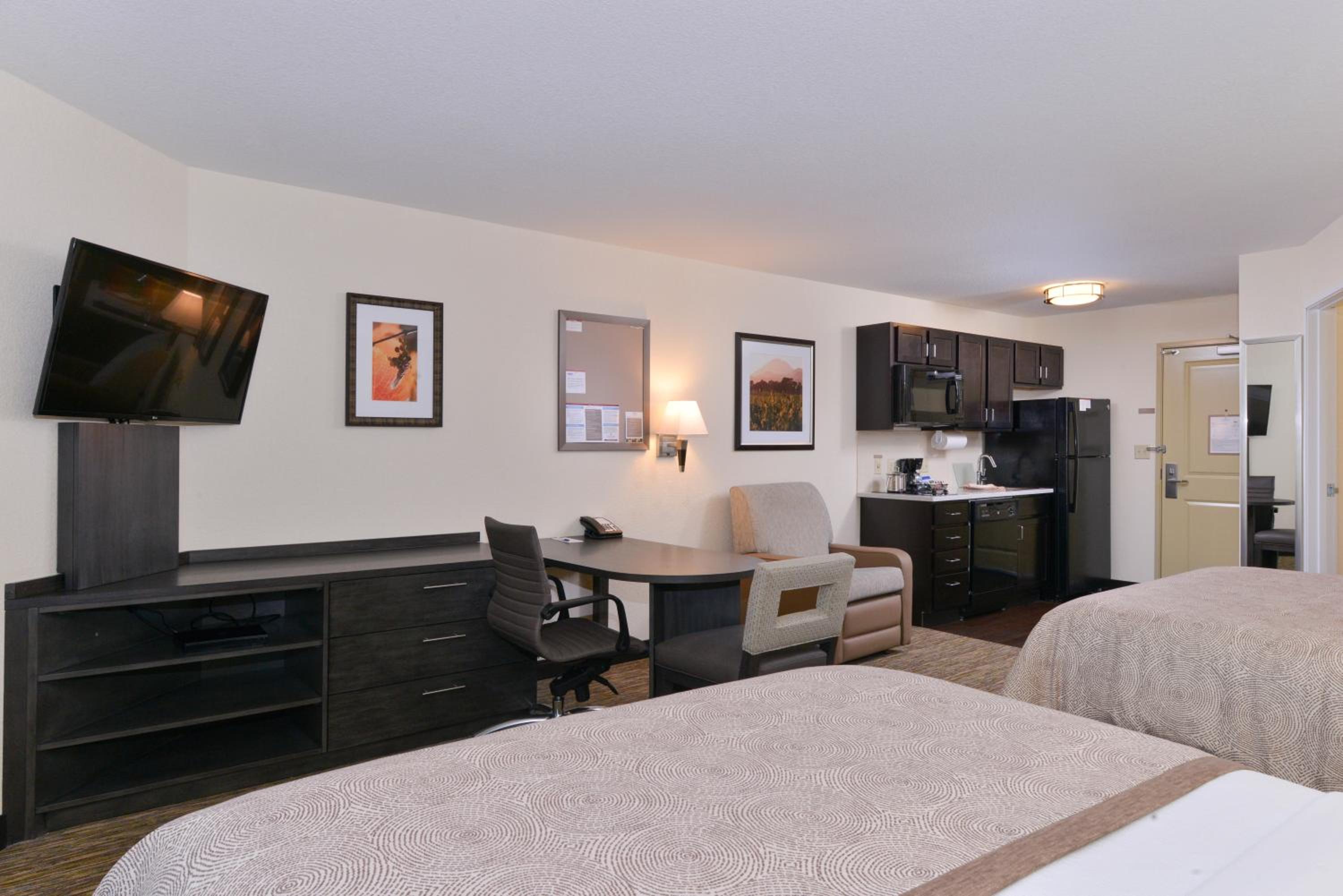 Queen Suite with Two Queen Beds photo 3