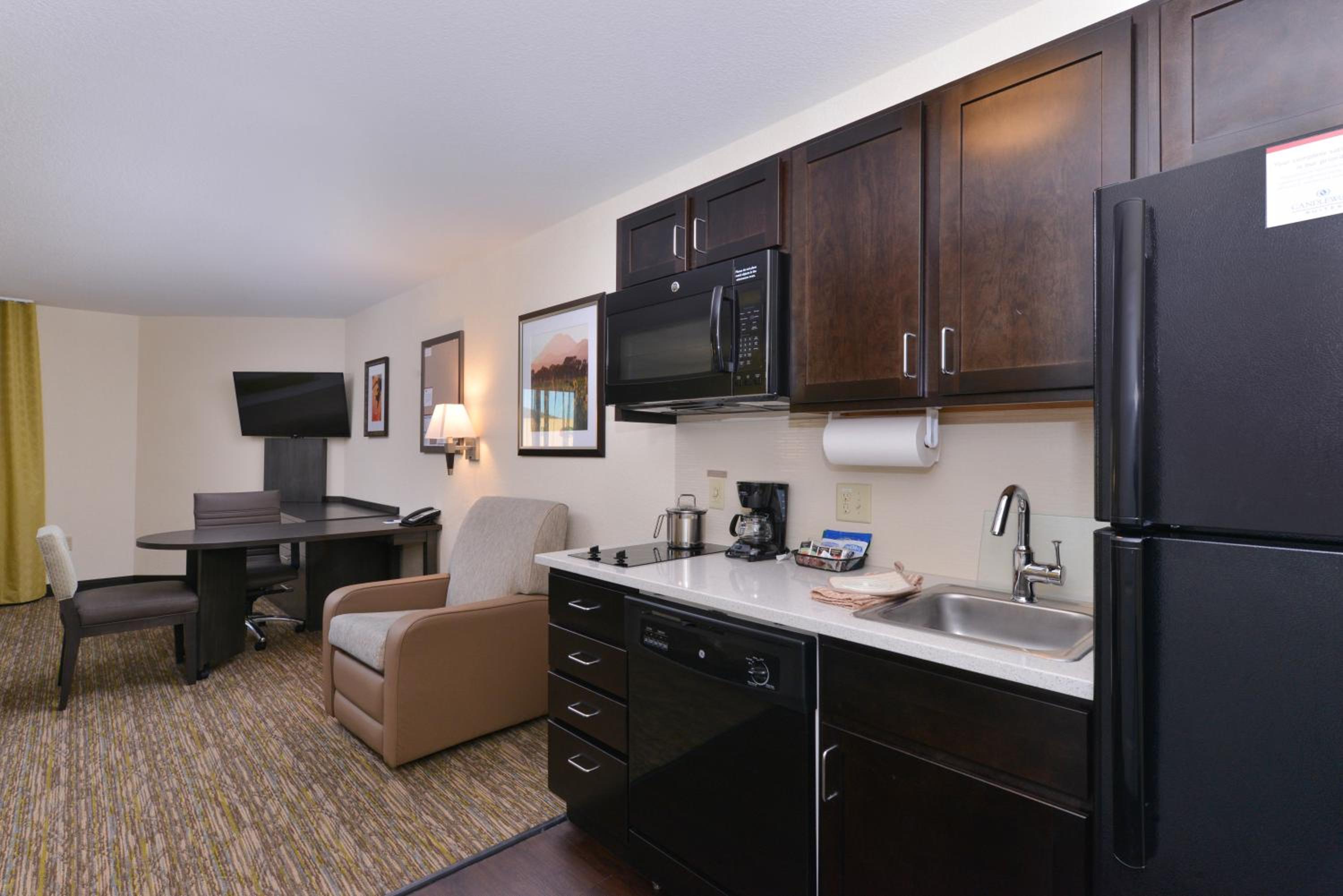 Queen Studio Suite - Hearing Accessible photo 3