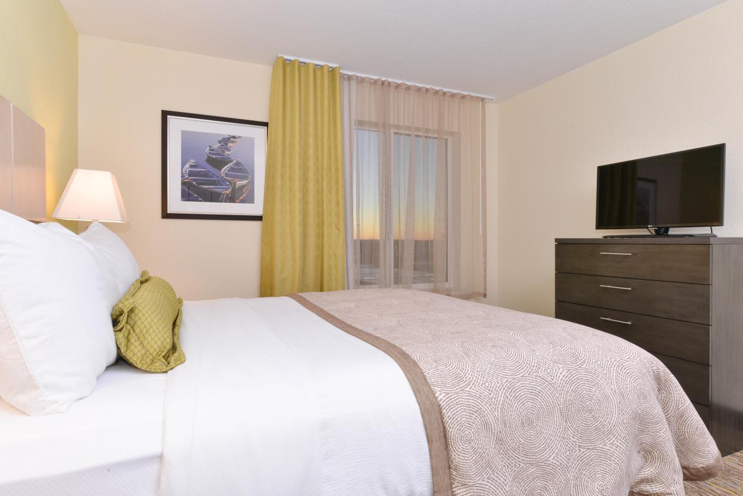 One-Bedroom Queen Suite photo 1