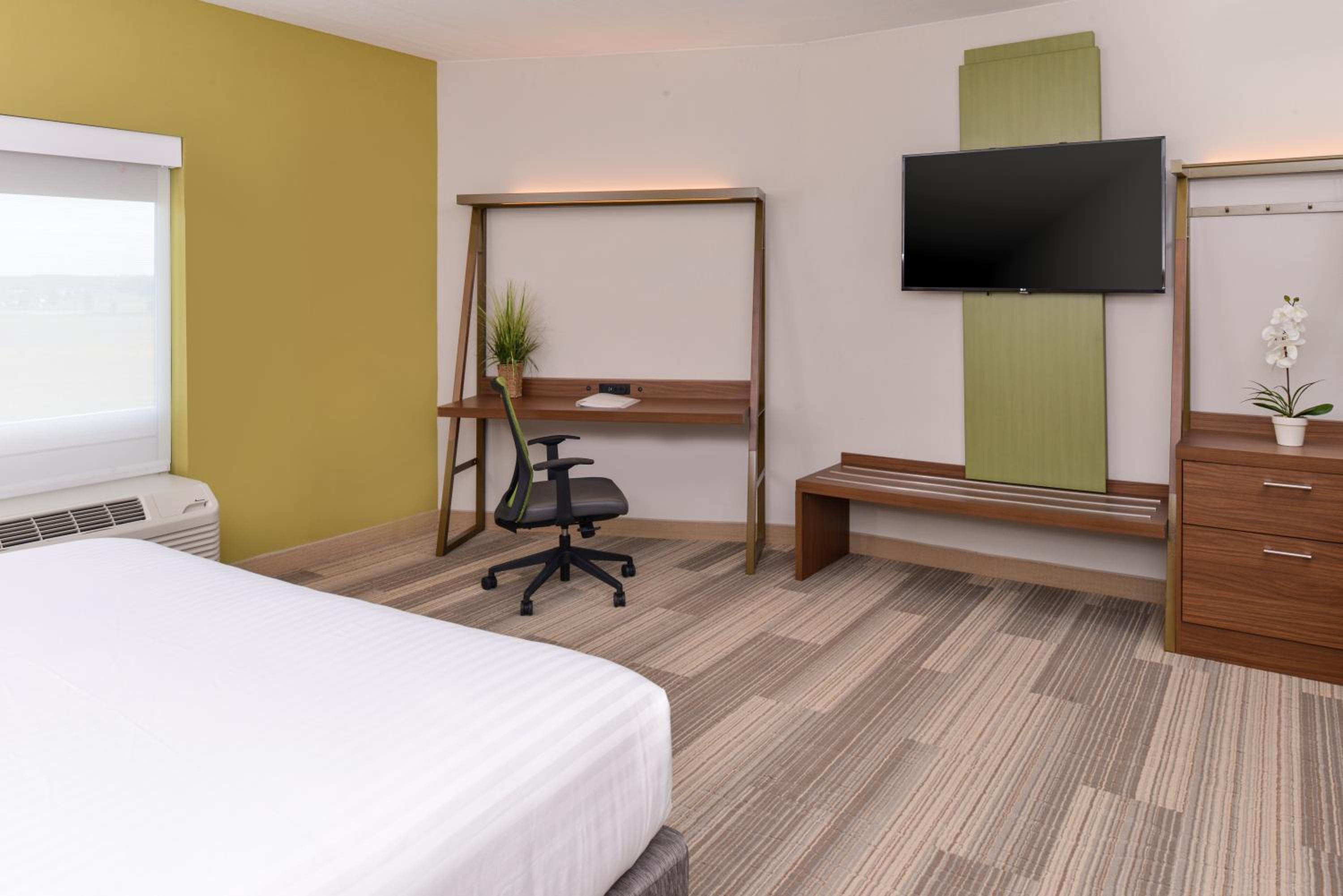King Room with Roll-In Shower - Disability Access photo 2