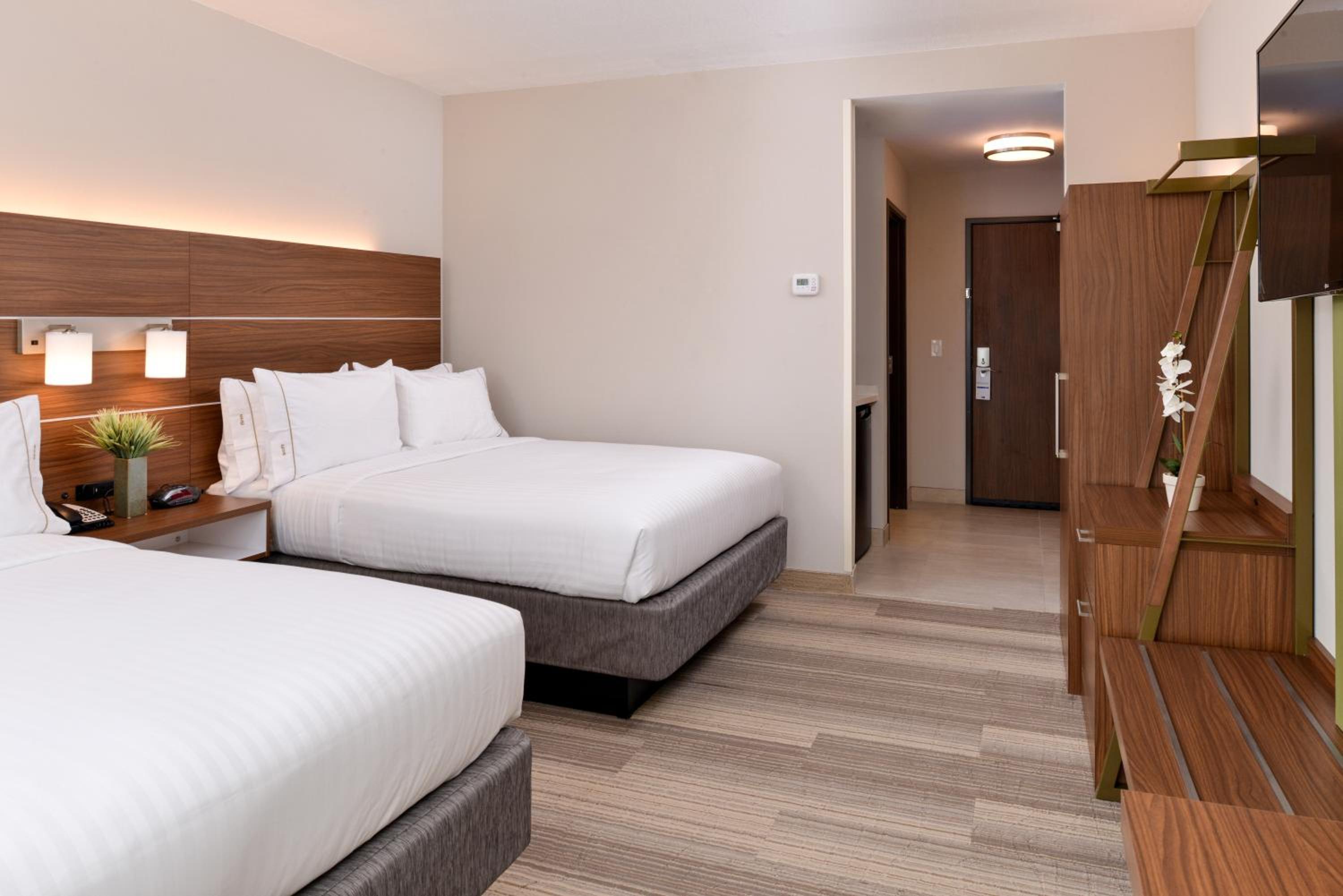 Standard Queen Room with Two Queen Beds photo 3