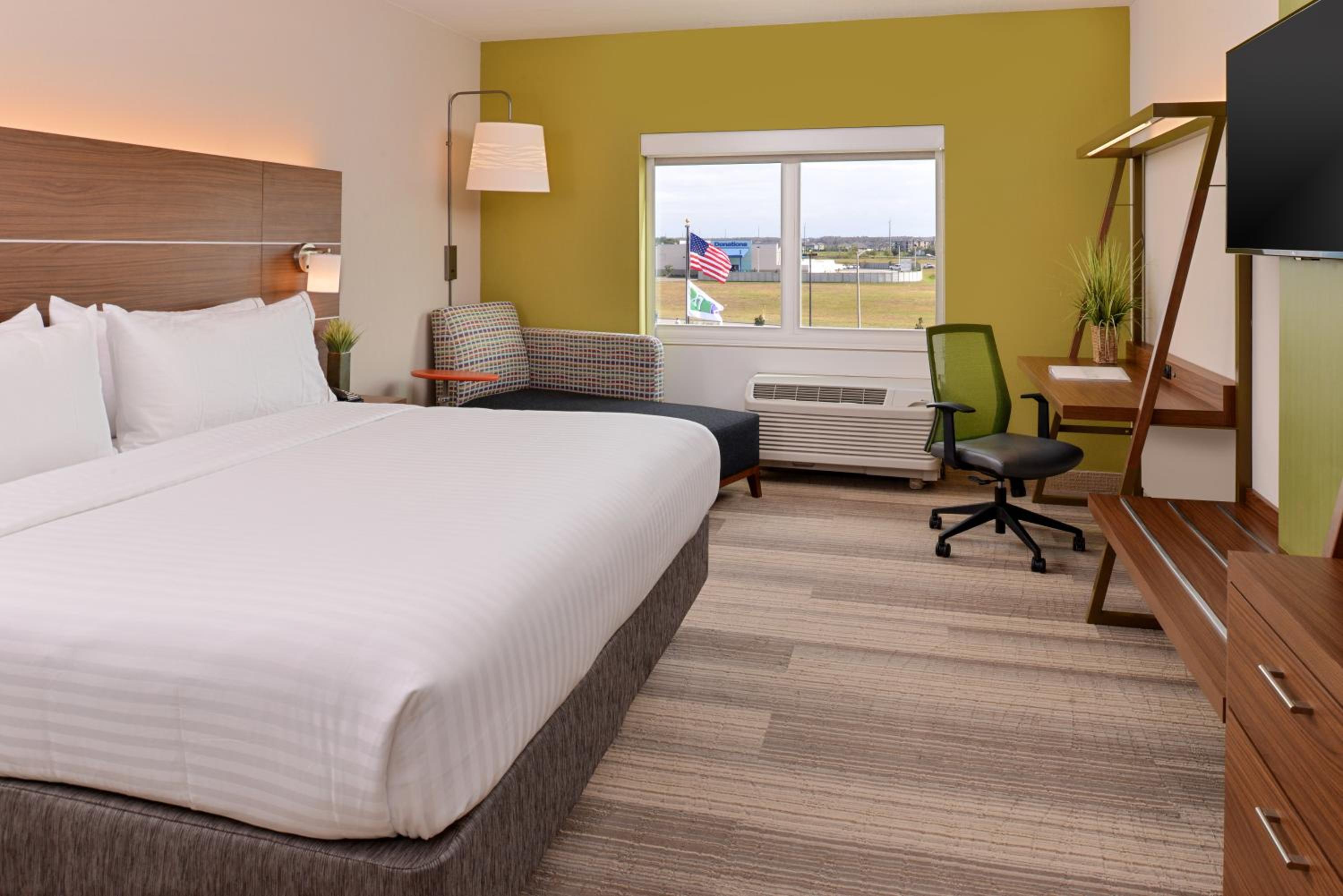 Standard King Room photo 3