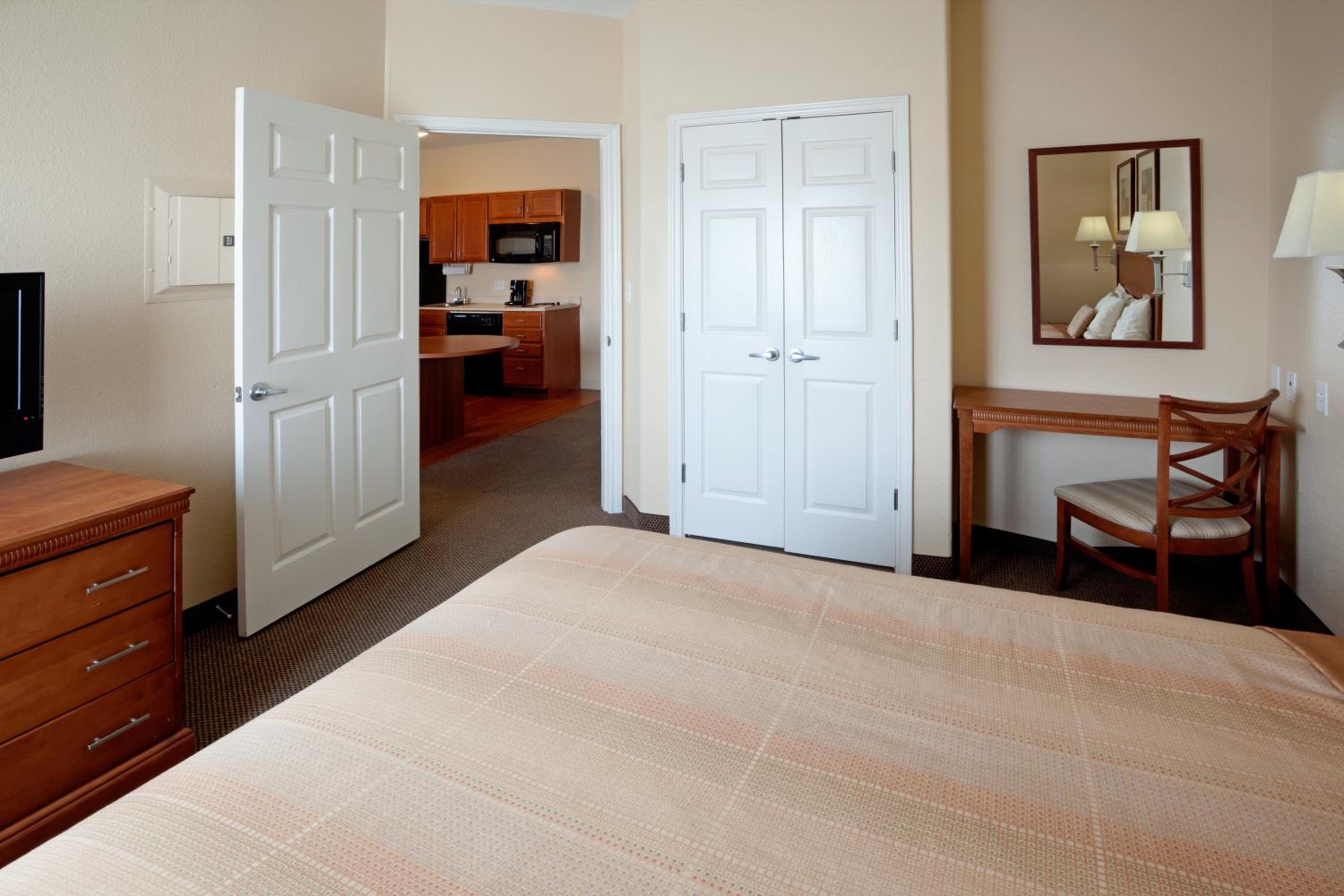 Queen Suite - Photo 1