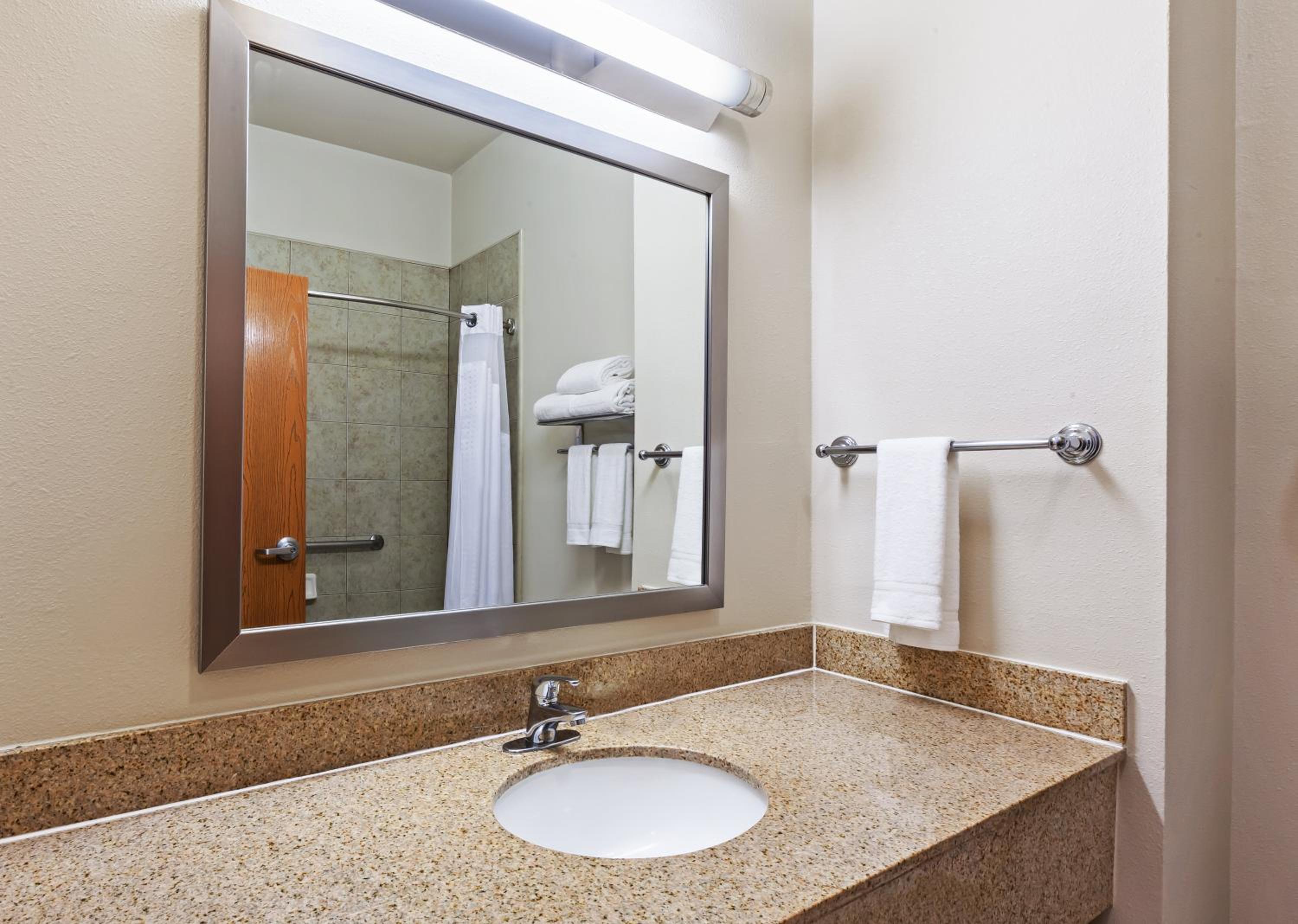 Standard King Room - Photo 4