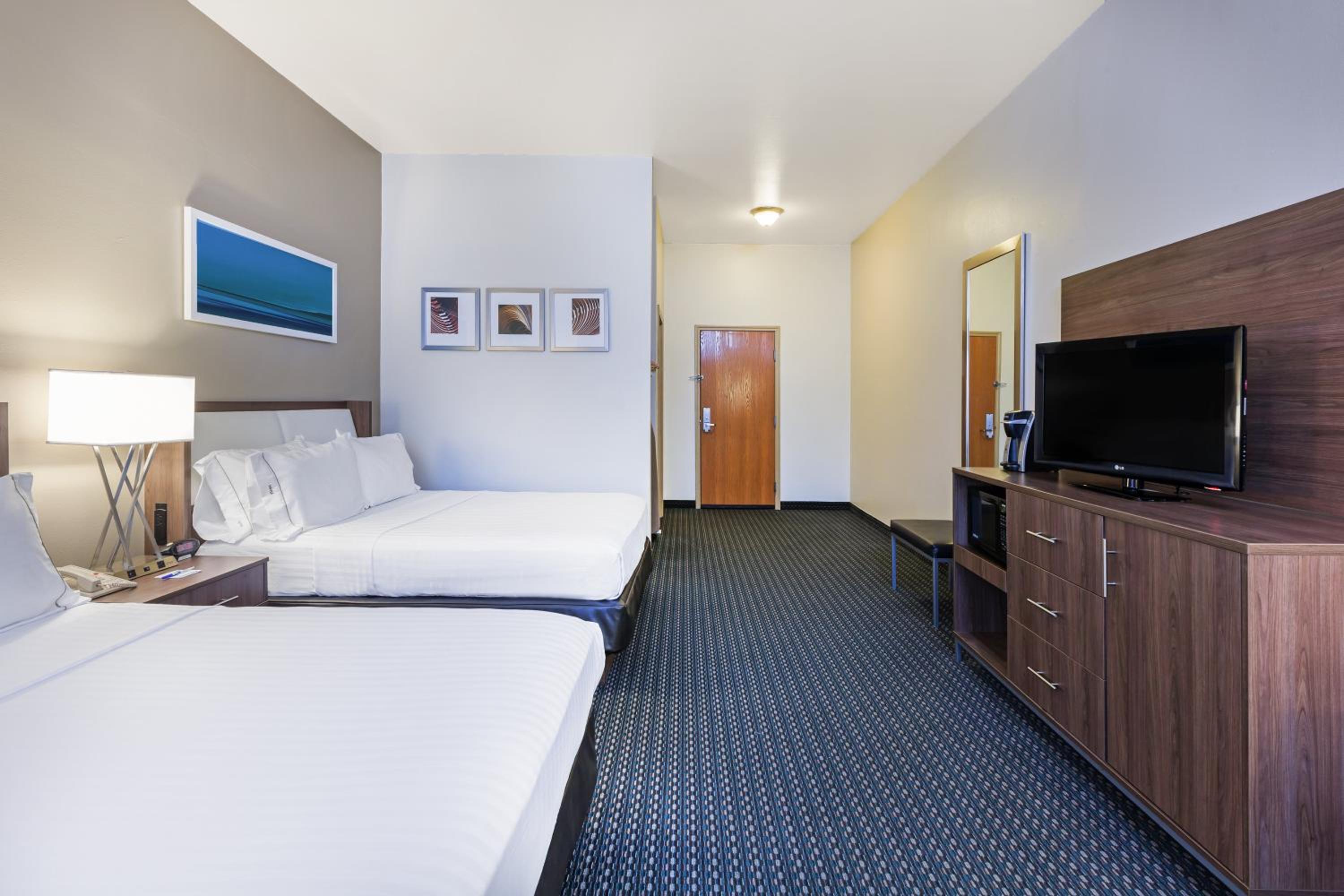 Standard Room with Two Queen Beds - Photo 3