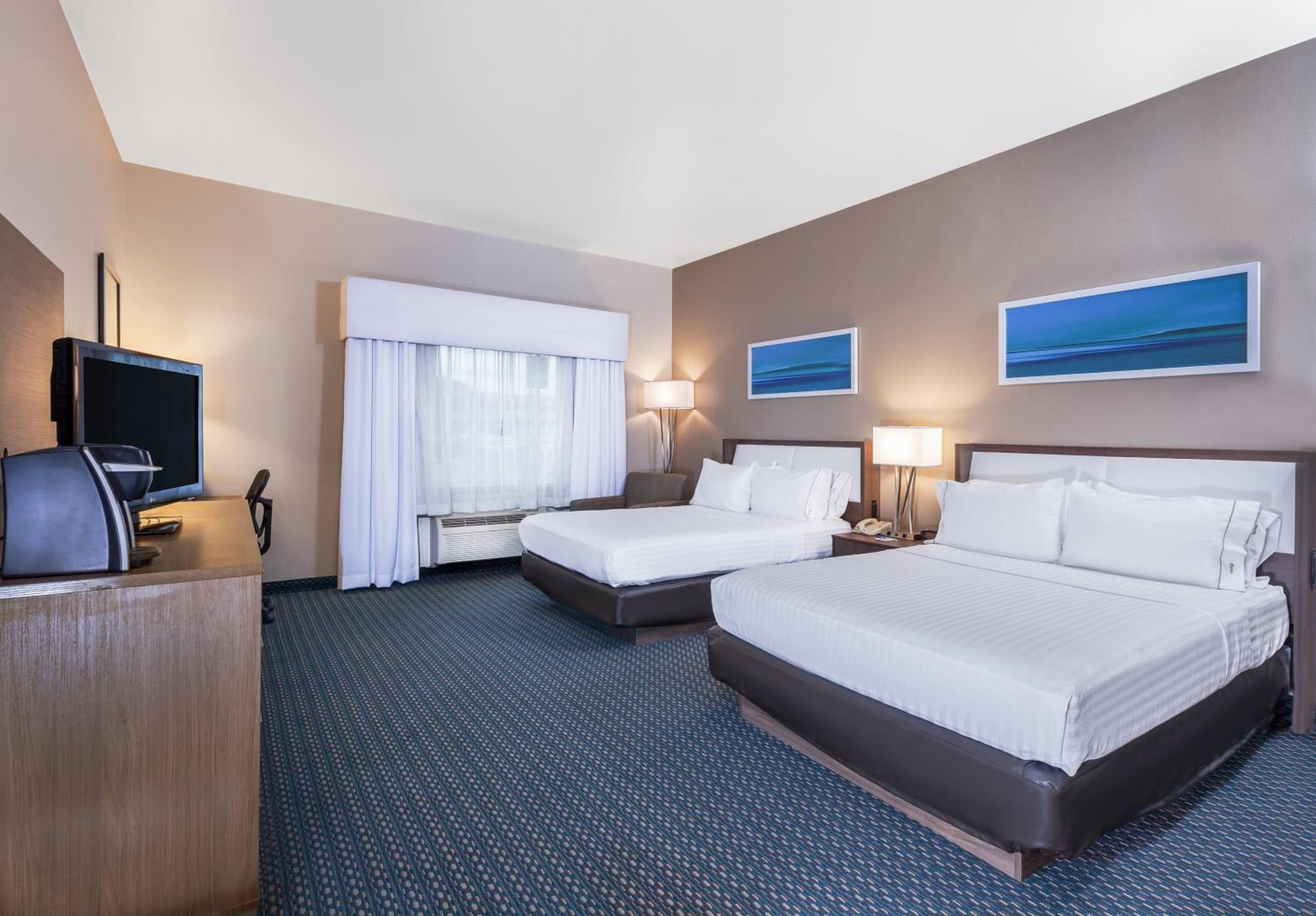 Queen Room with Two Queen Beds - Mobility Access Tub/Non-Smoking - Photo 1
