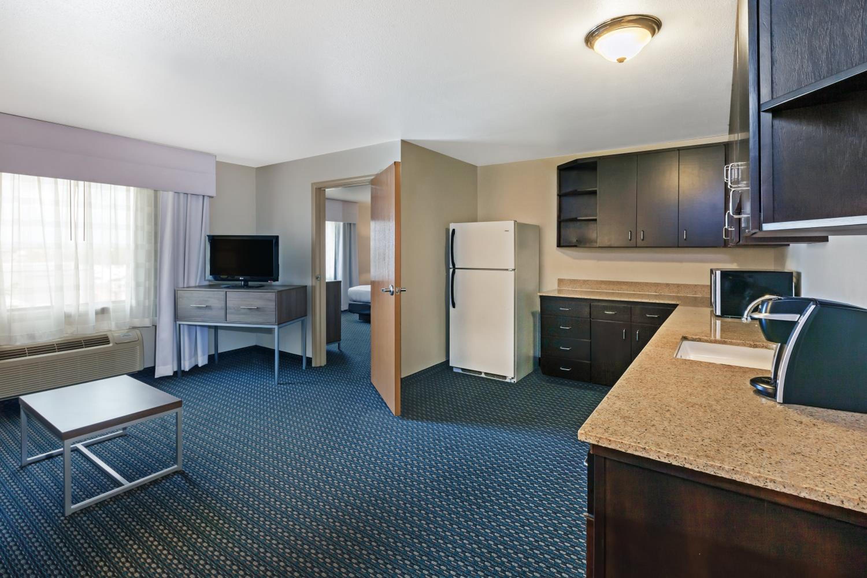 Suite - Non-Smoking - Photo 5