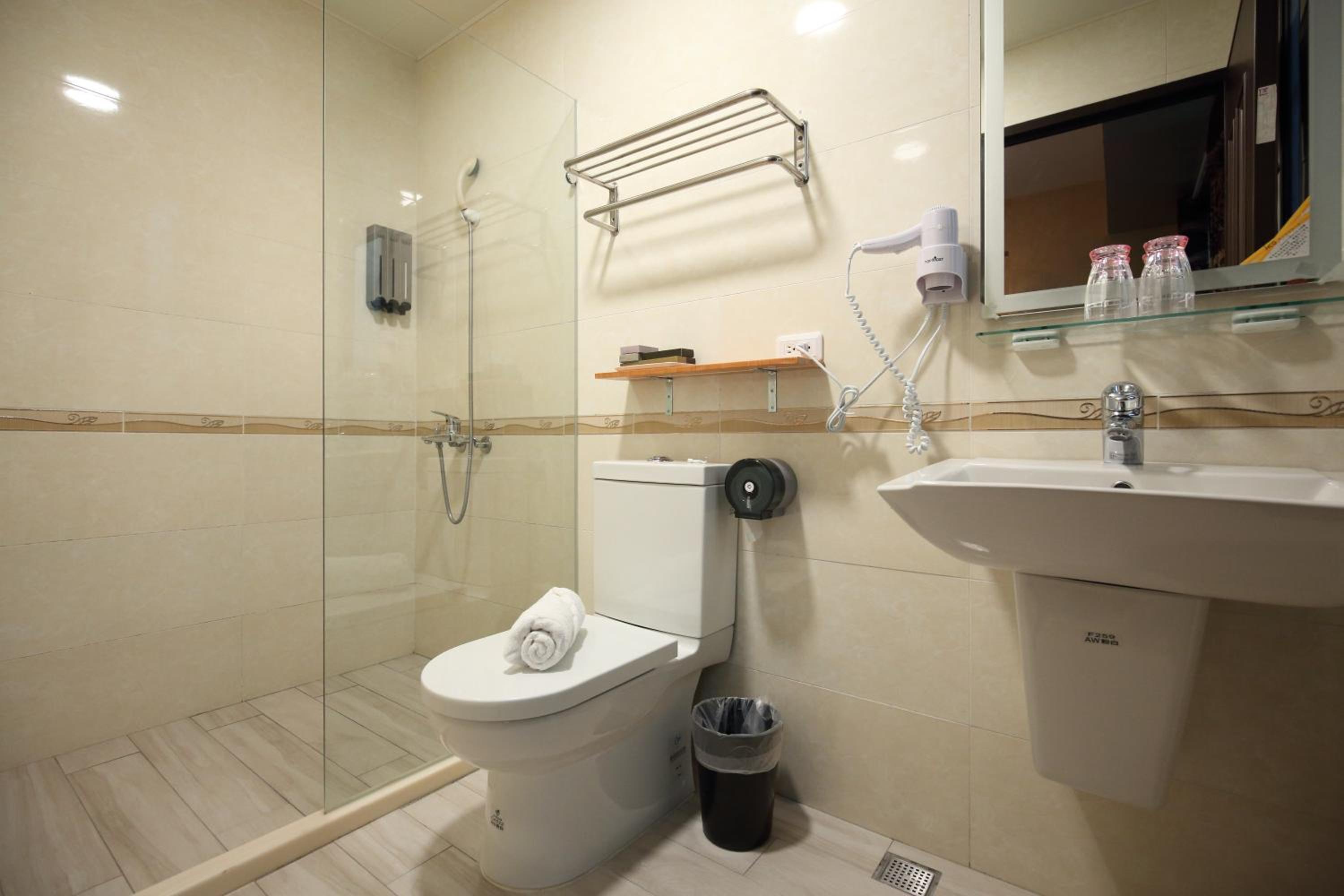 Standard Double Room - Photo 11