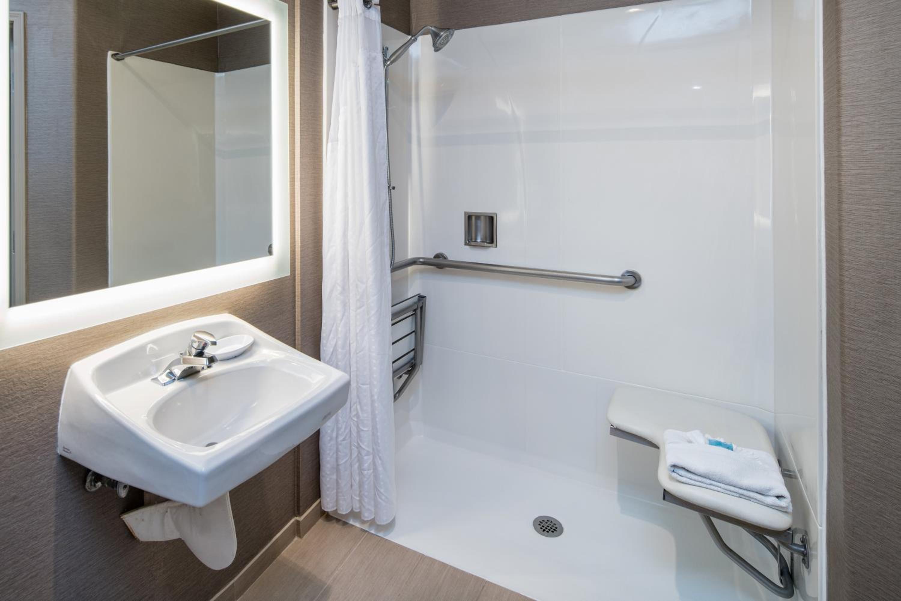 Standard Queen Room with Two Queen Beds and Mobility Accessible Roll-In Shower - Photo 2
