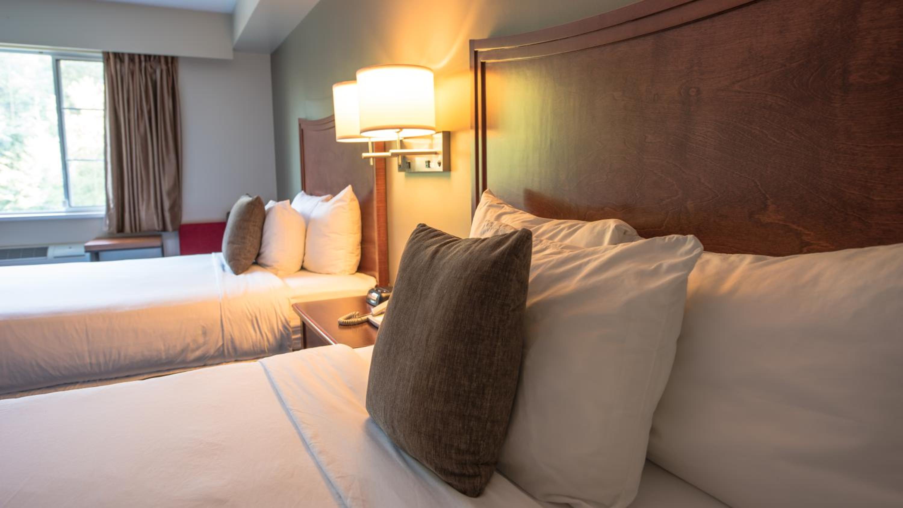 Queen Room with Two Queen Beds photo 2
