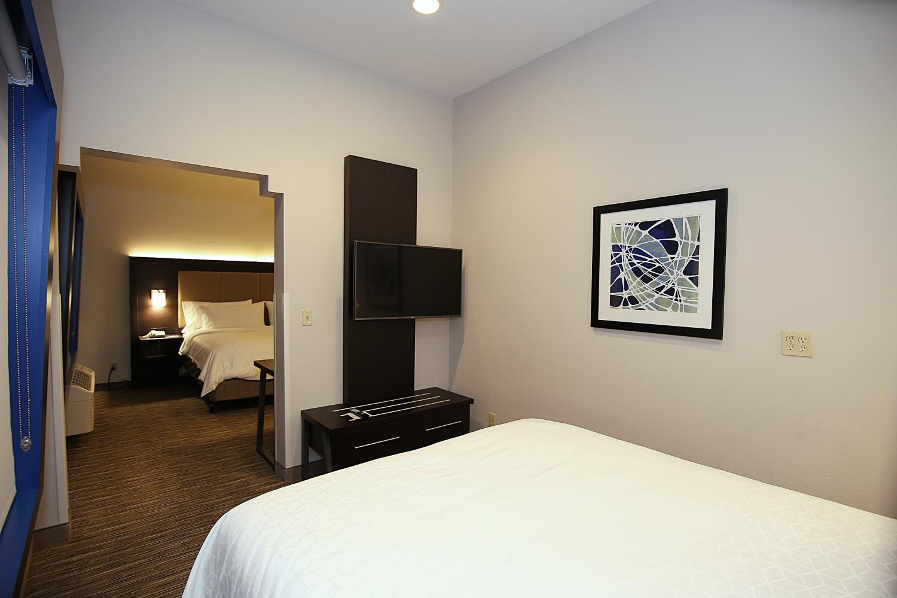 Two-Bedroom Suite - Photo 2
