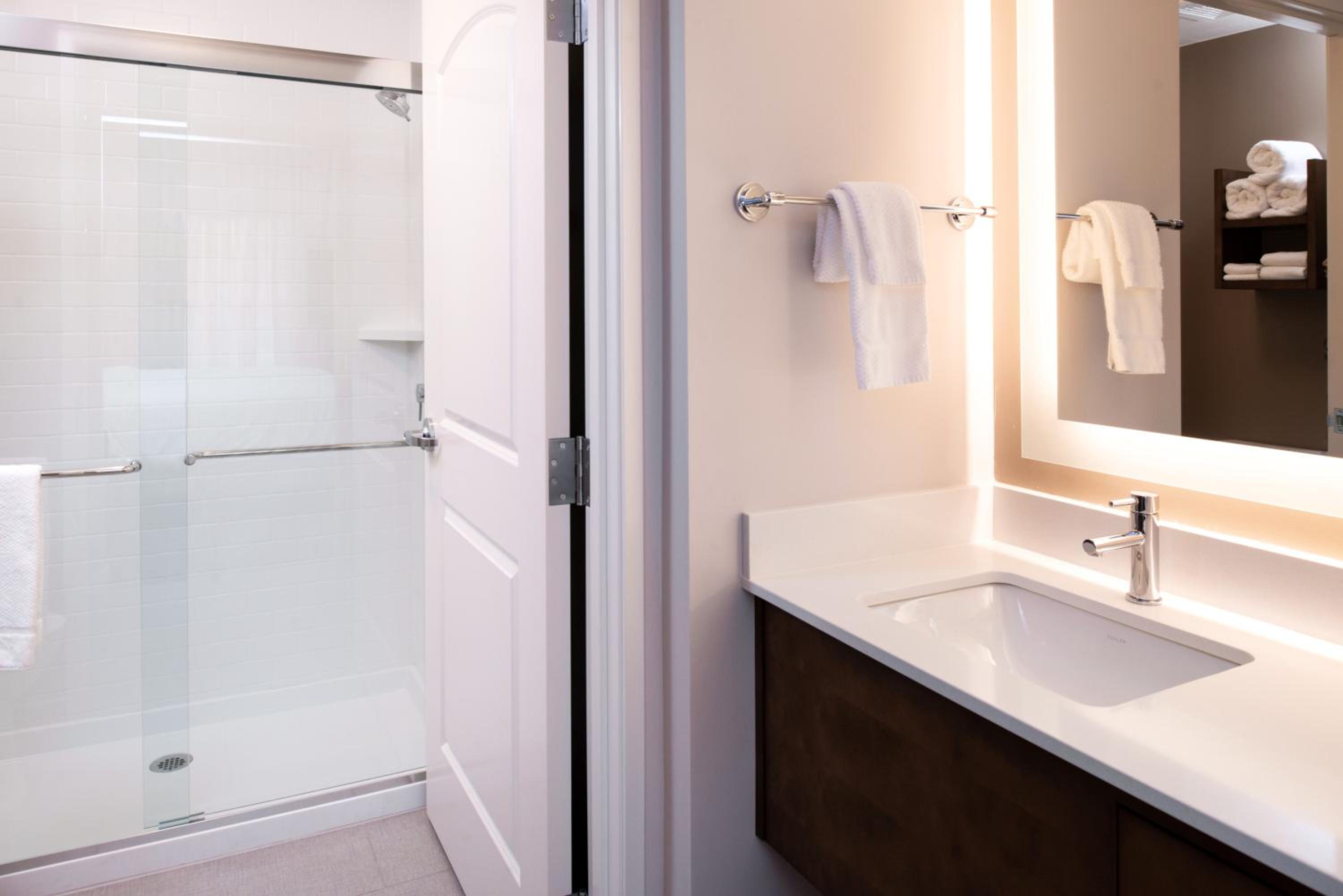 King Studio Suite with Shower - Non-Smoking - Photo 5