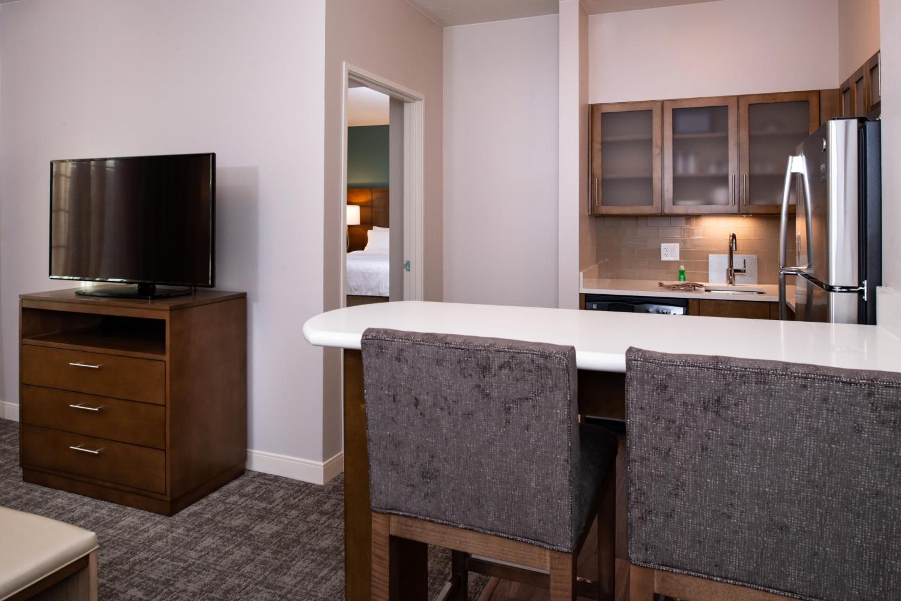 Queen Suite - Non-Smoking - Photo 2