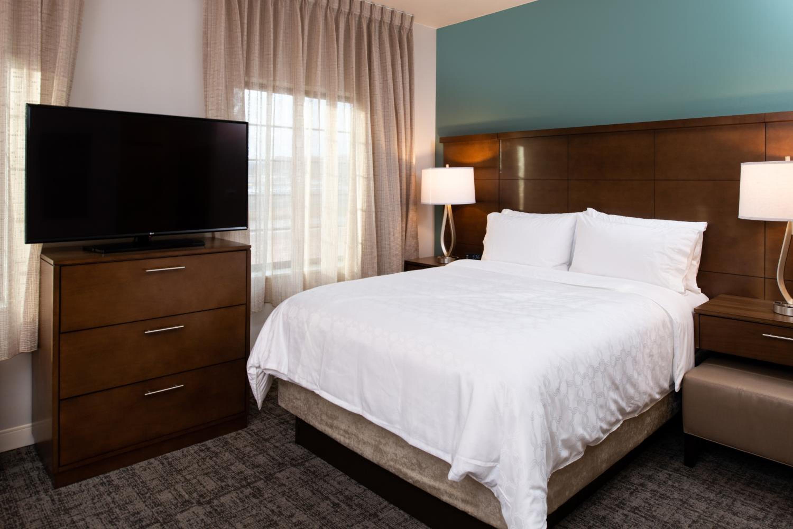 Queen Studio Suite with Sofa Bed - Photo 3