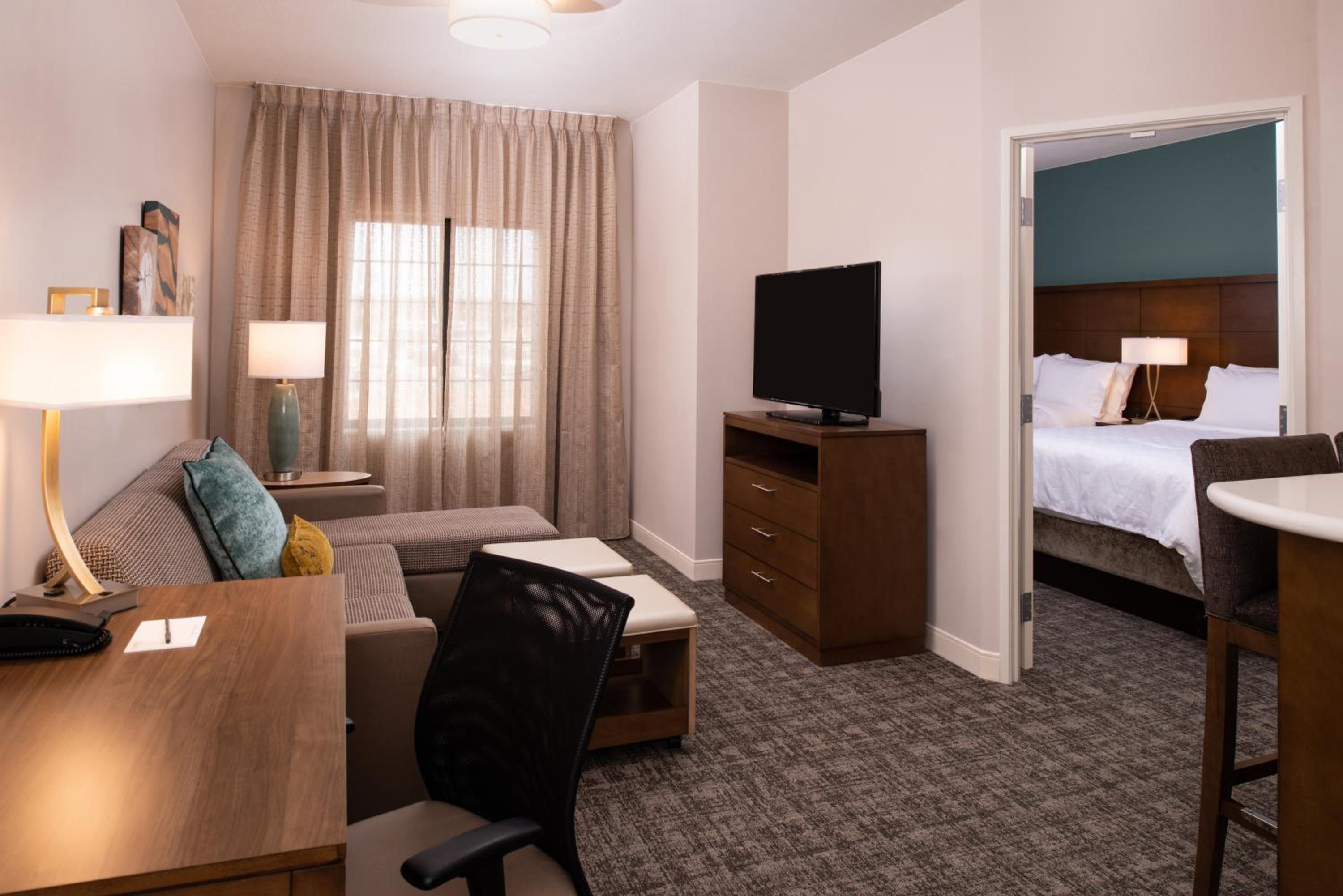 Feature Suite - Non-Smoking - Photo 2
