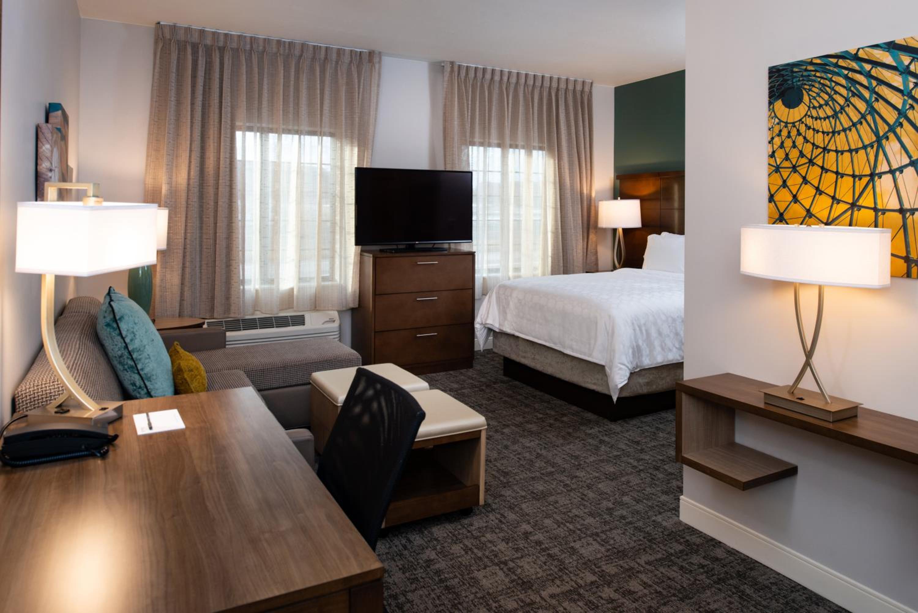 Queen Studio Suite with Sofa Bed - Photo 2