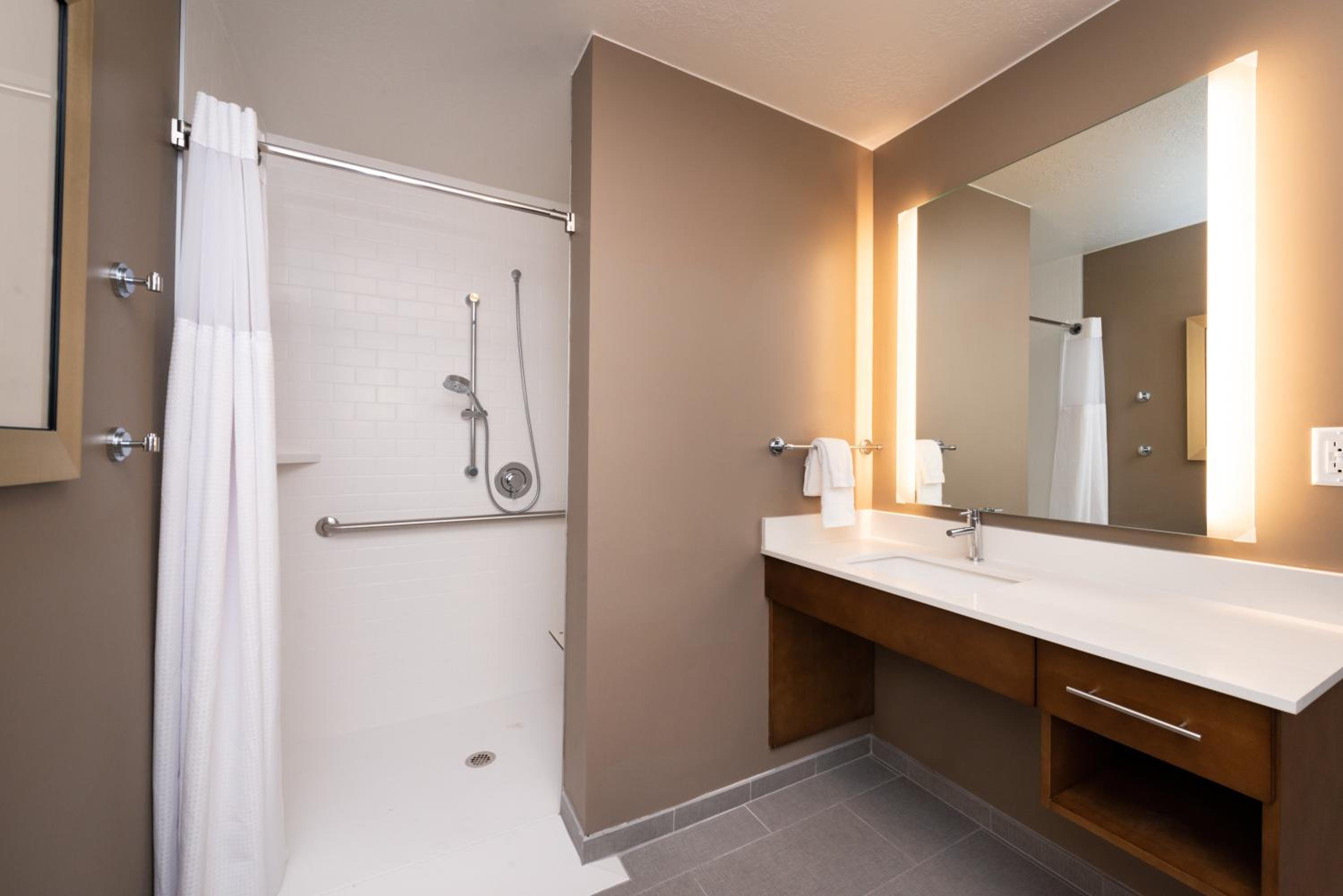 King Room with Roll-In Shower - Disability Access - Photo 4