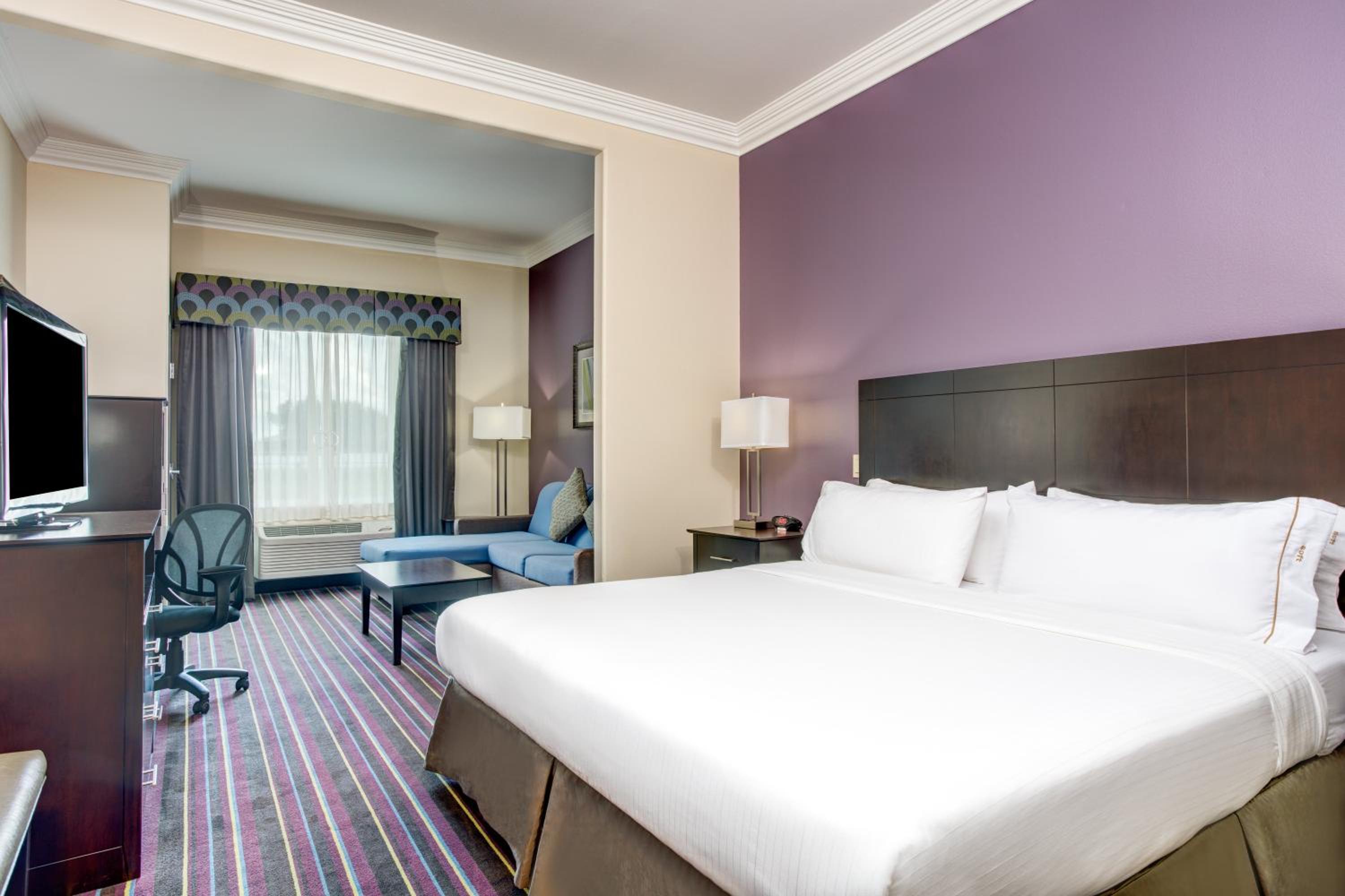 Standard King Room with Roll-in Shower - Mobility Accessible - Photo 1