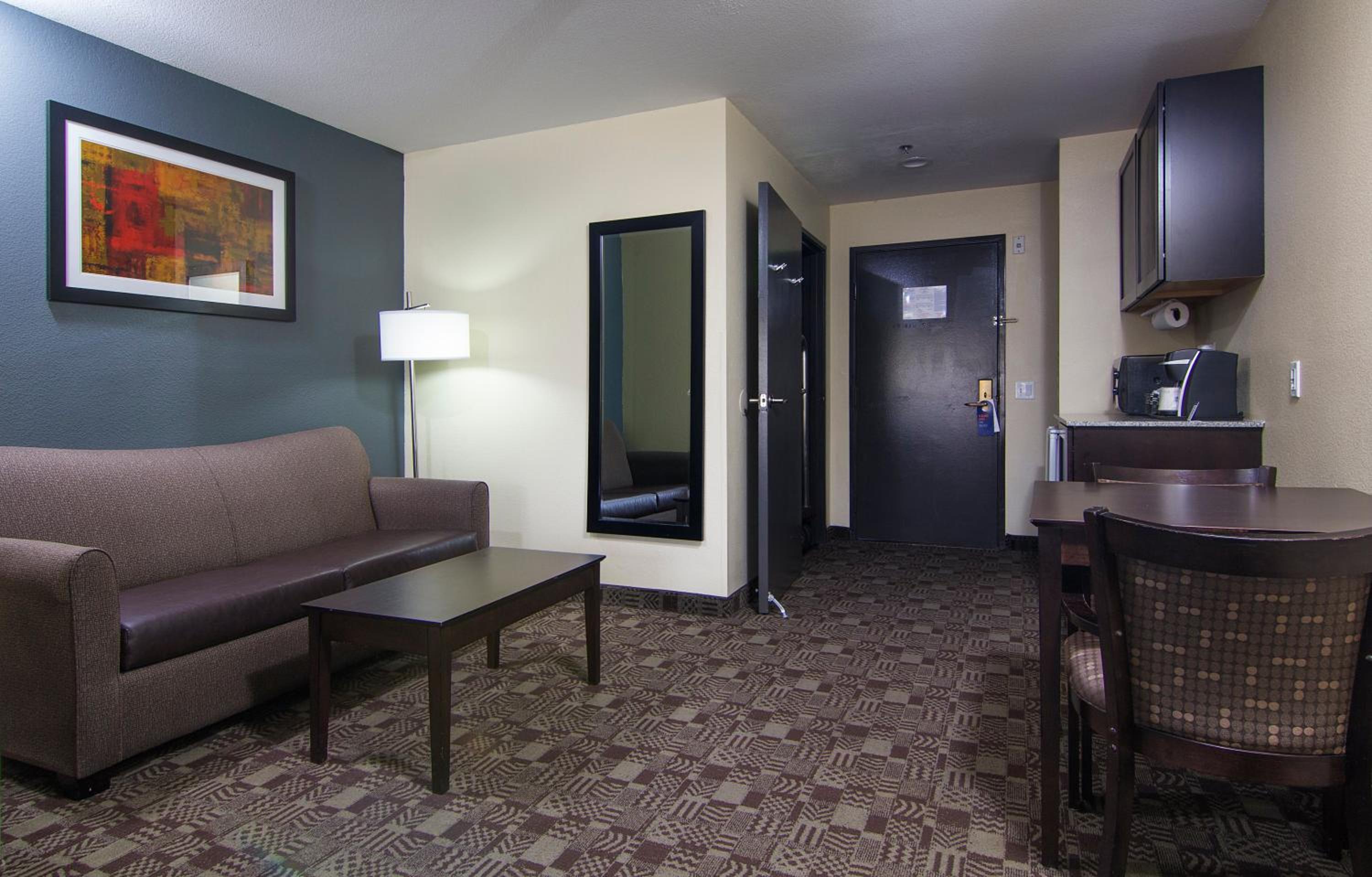 Queen Suite with Two Queen Beds and Balcony - Photo 5