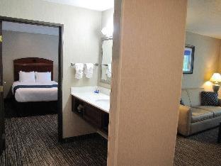 Family Room with Three Queen Beds - Non-Smoking - Photo 4