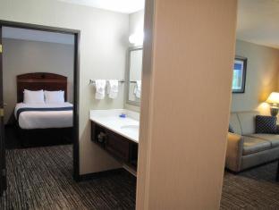 Family Room with Three Queen Beds - Non-Smoking - Photo 2