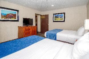 Family Room with Three Queen Beds - Non-Smoking - Photo 7