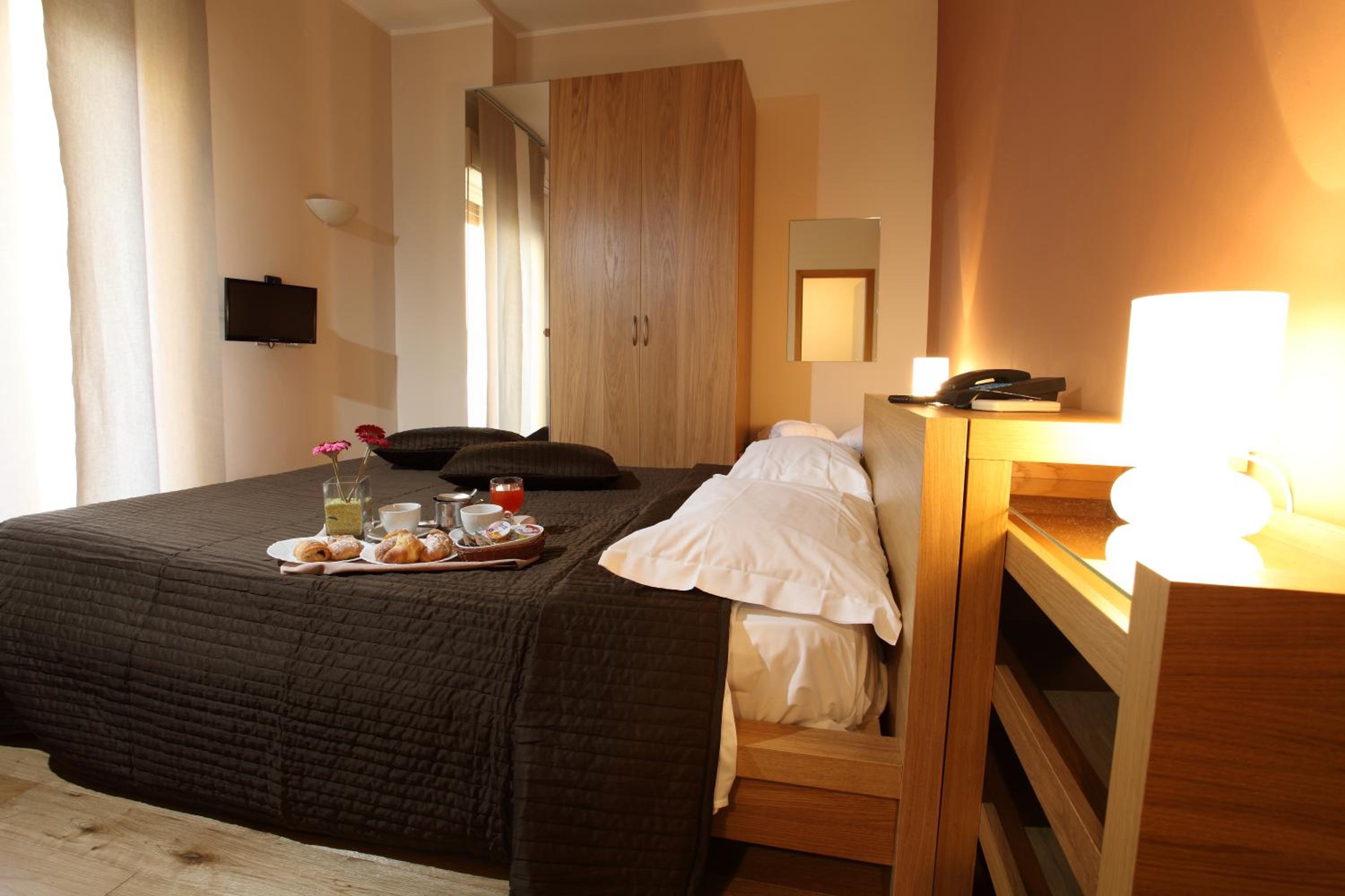 Dreibettzimmer mit Badezimmer