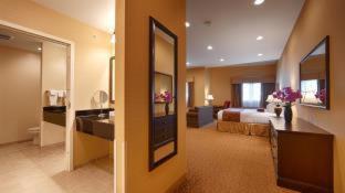 King Room - Non-Smoking - Photo 10