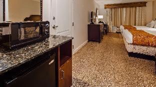 Queen Room with Two Queen Beds - Pet Friendly/Non-Smoking - Photo 1
