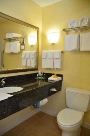 Queen Room with Two Queen Beds - Pet Friendly/Non-Smoking - Photo 3