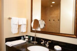 Queen Room with Two Queen Beds - Pet Friendly/Non-Smoking - Photo 8