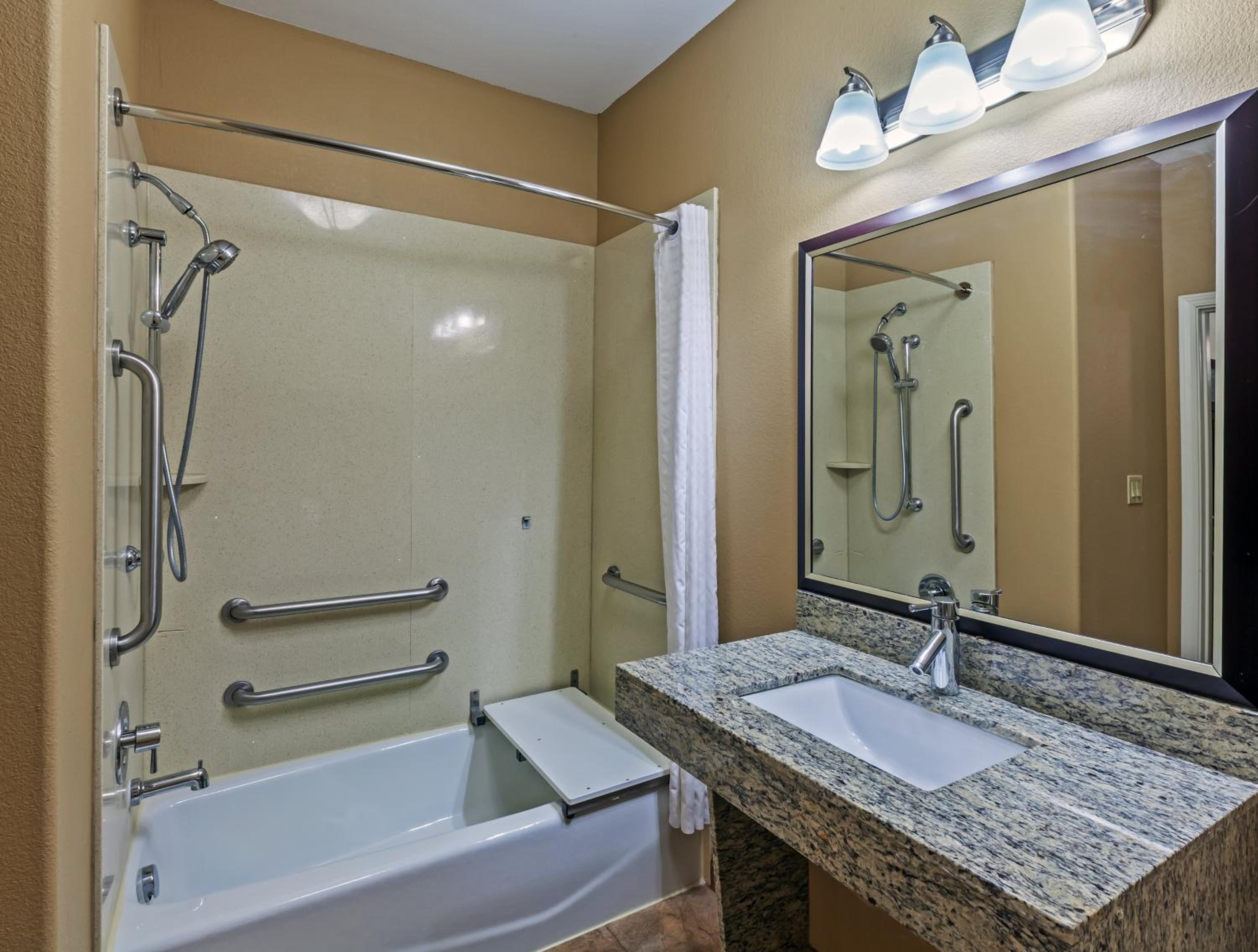 One-Bedroom Suite with Tub - Mobility Accessible photo 2