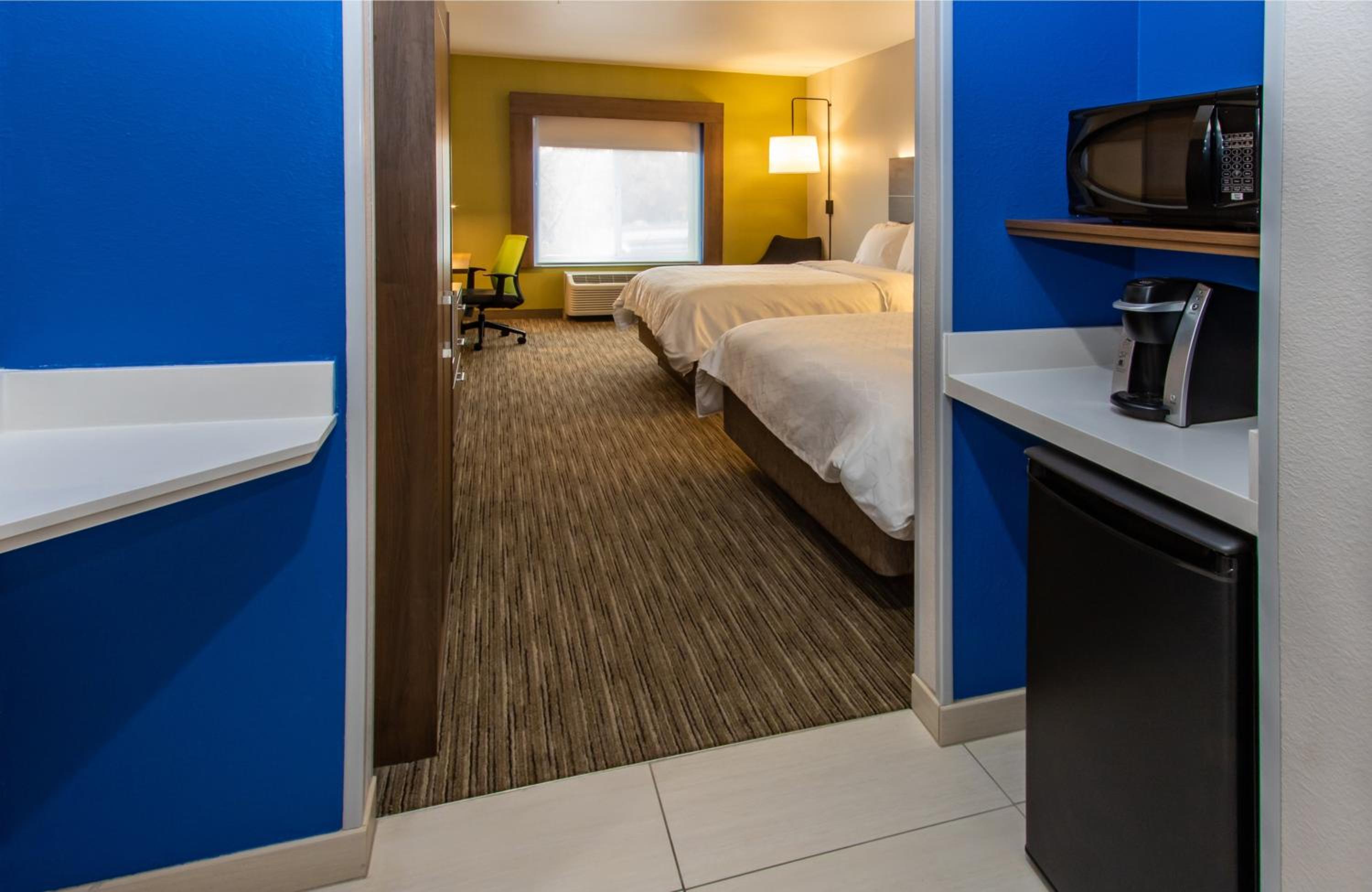 Standard Queen Room with Two Queen Beds - Photo 4