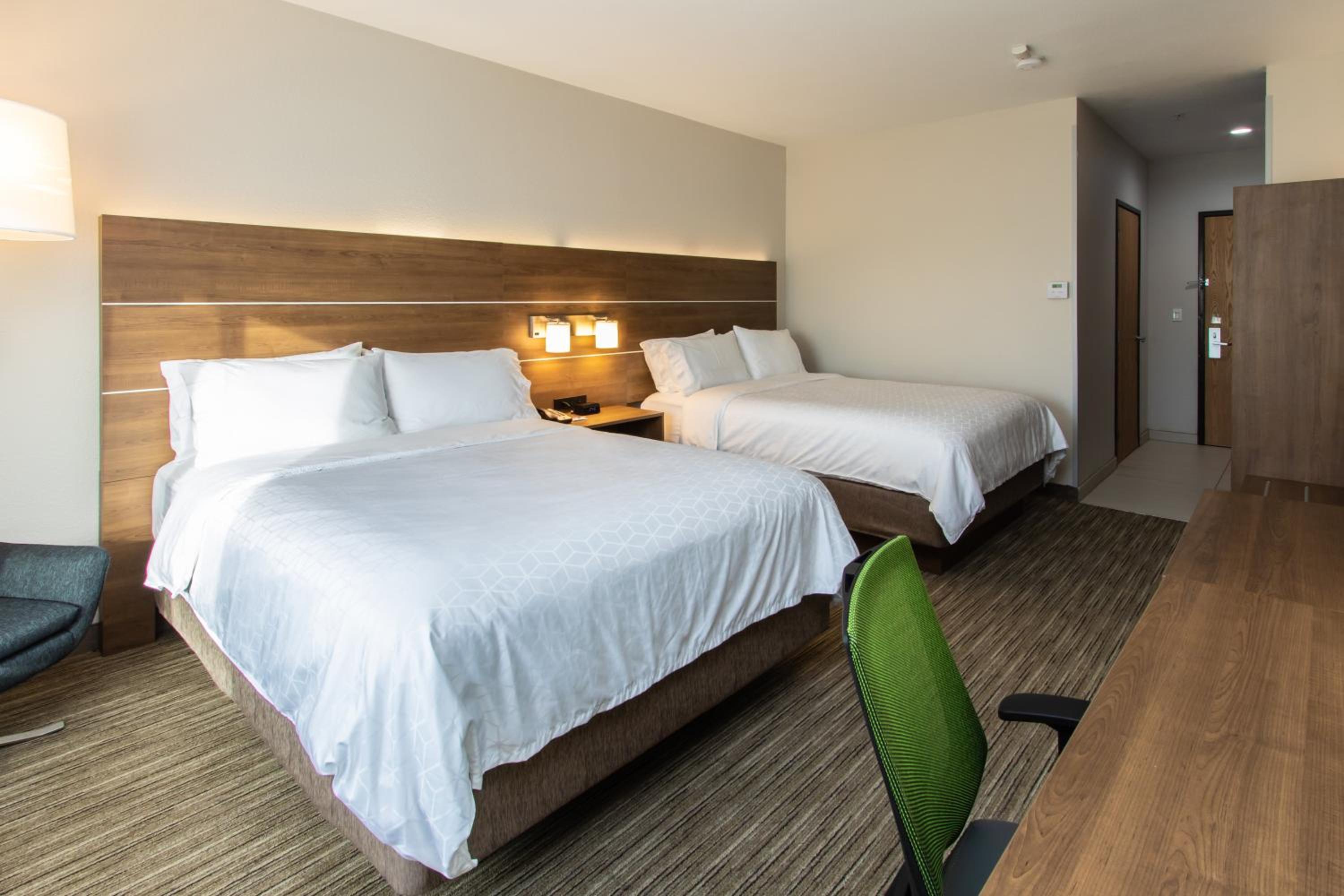 Standard Queen Room with Two Queen Beds - Photo 16