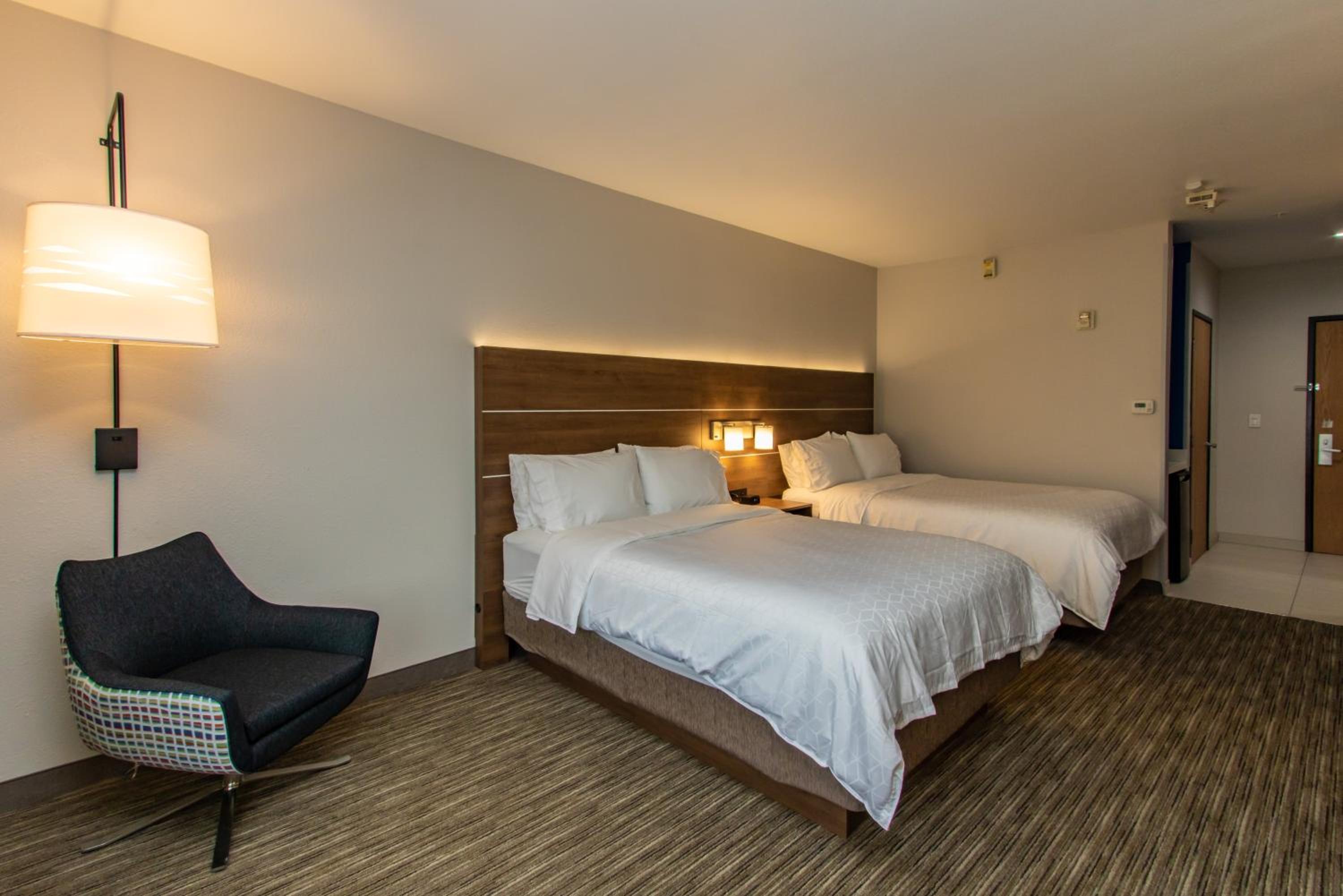 Standard Queen Room with Two Queen Beds - Photo 19