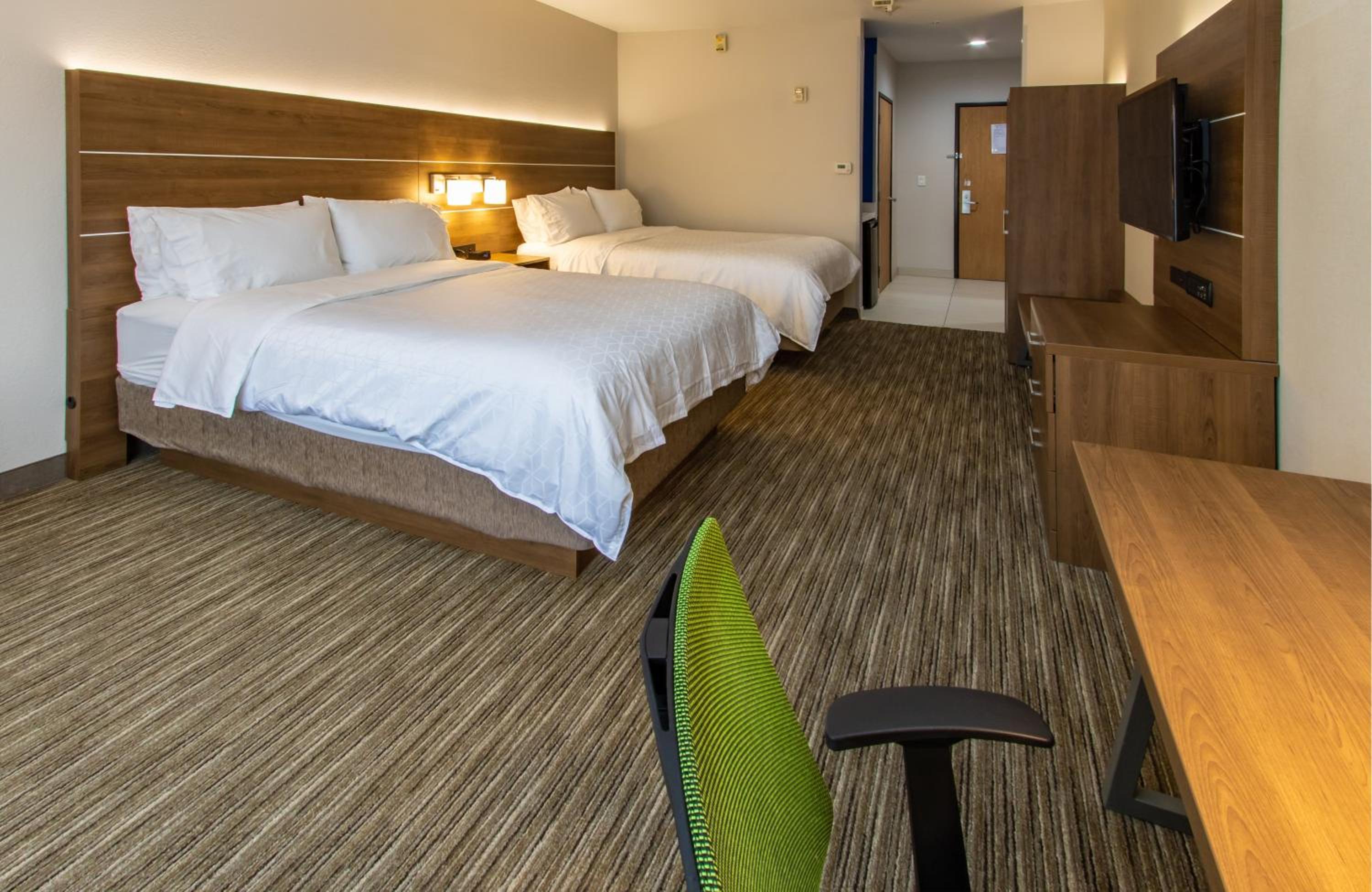 Standard Queen Room with Two Queen Beds - Photo 18