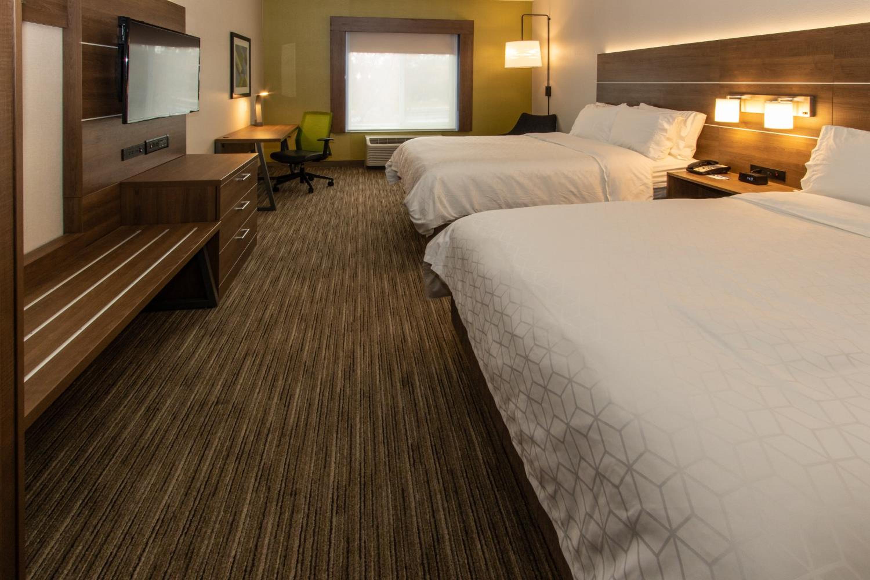 Standard Queen Room with Two Queen Beds - Photo 17