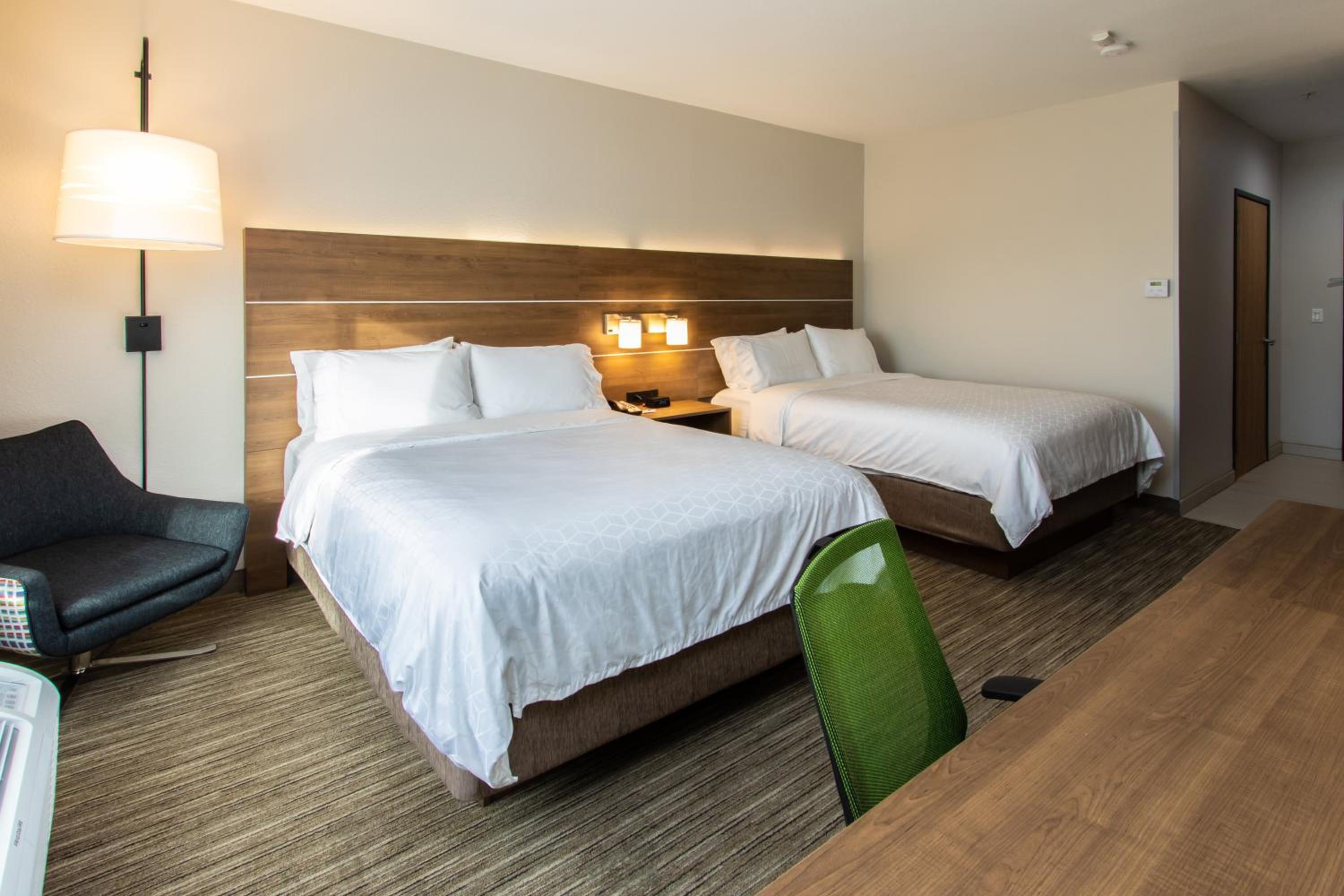Standard Queen Room with Two Queen Beds - Photo 8