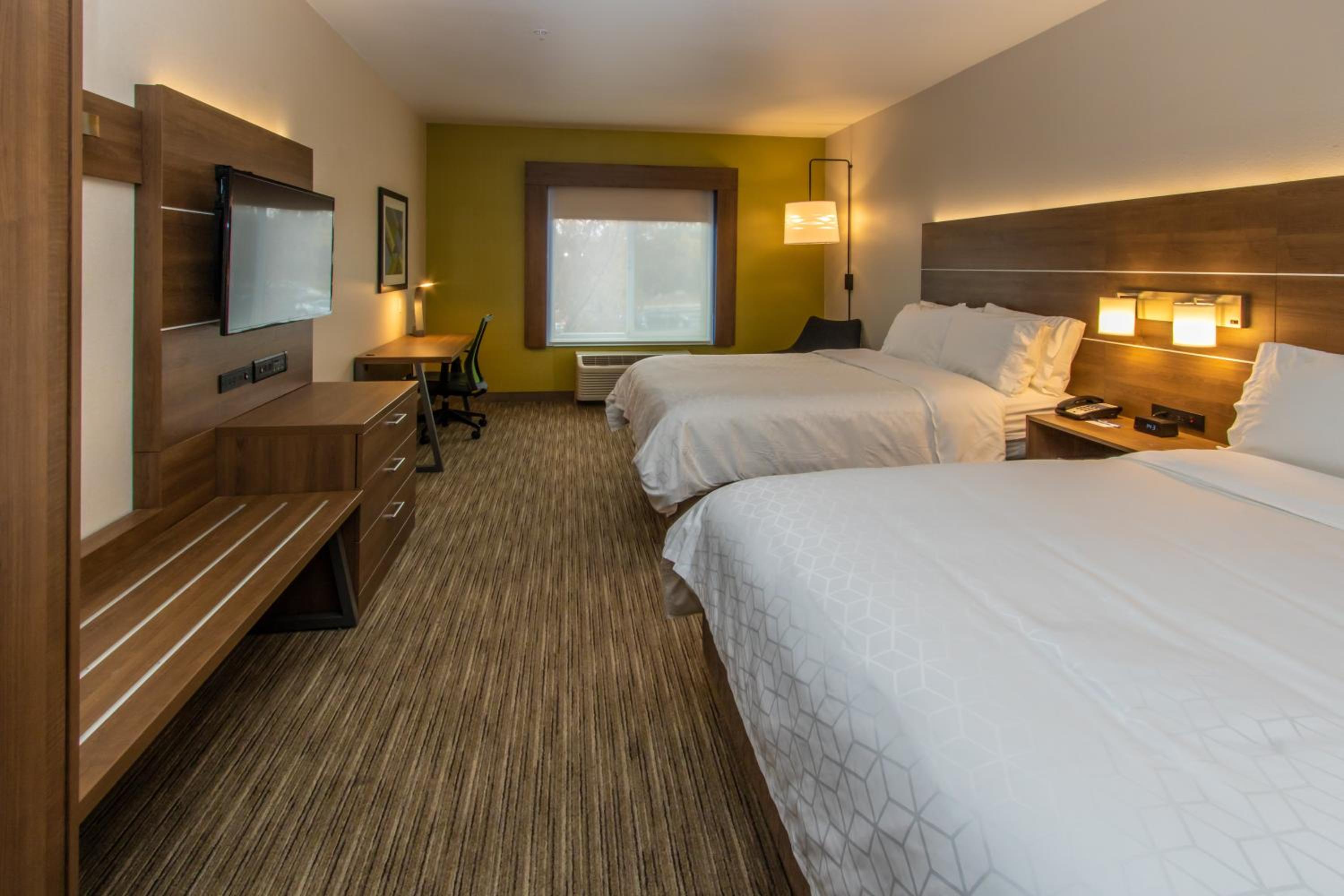 Standard Queen Room with Two Queen Beds - Photo 14