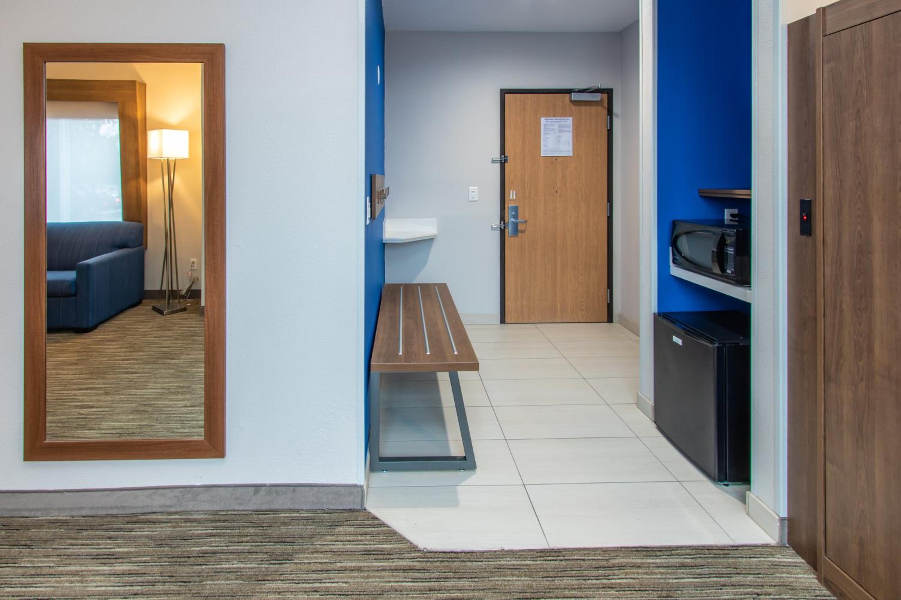 King Suite - Disability Access - Photo 7