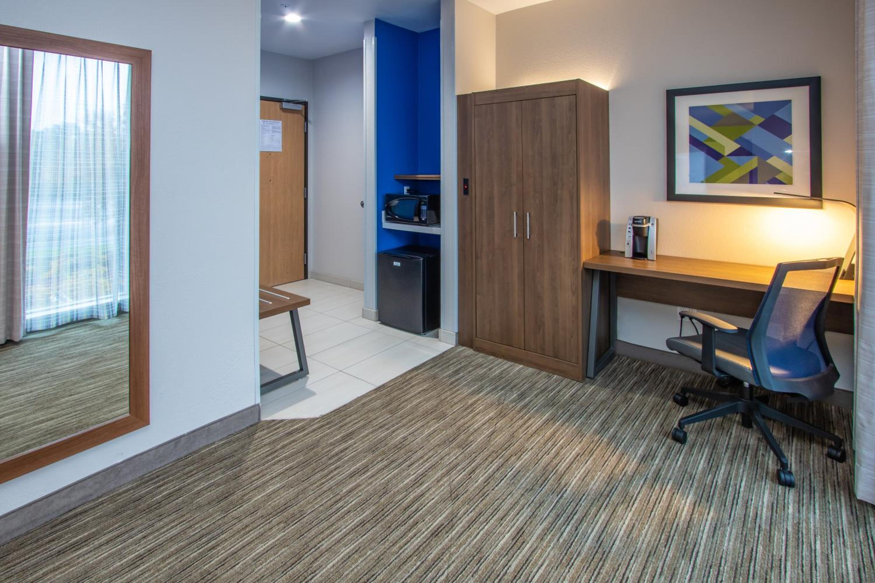 King Suite - Disability Access - Photo 8
