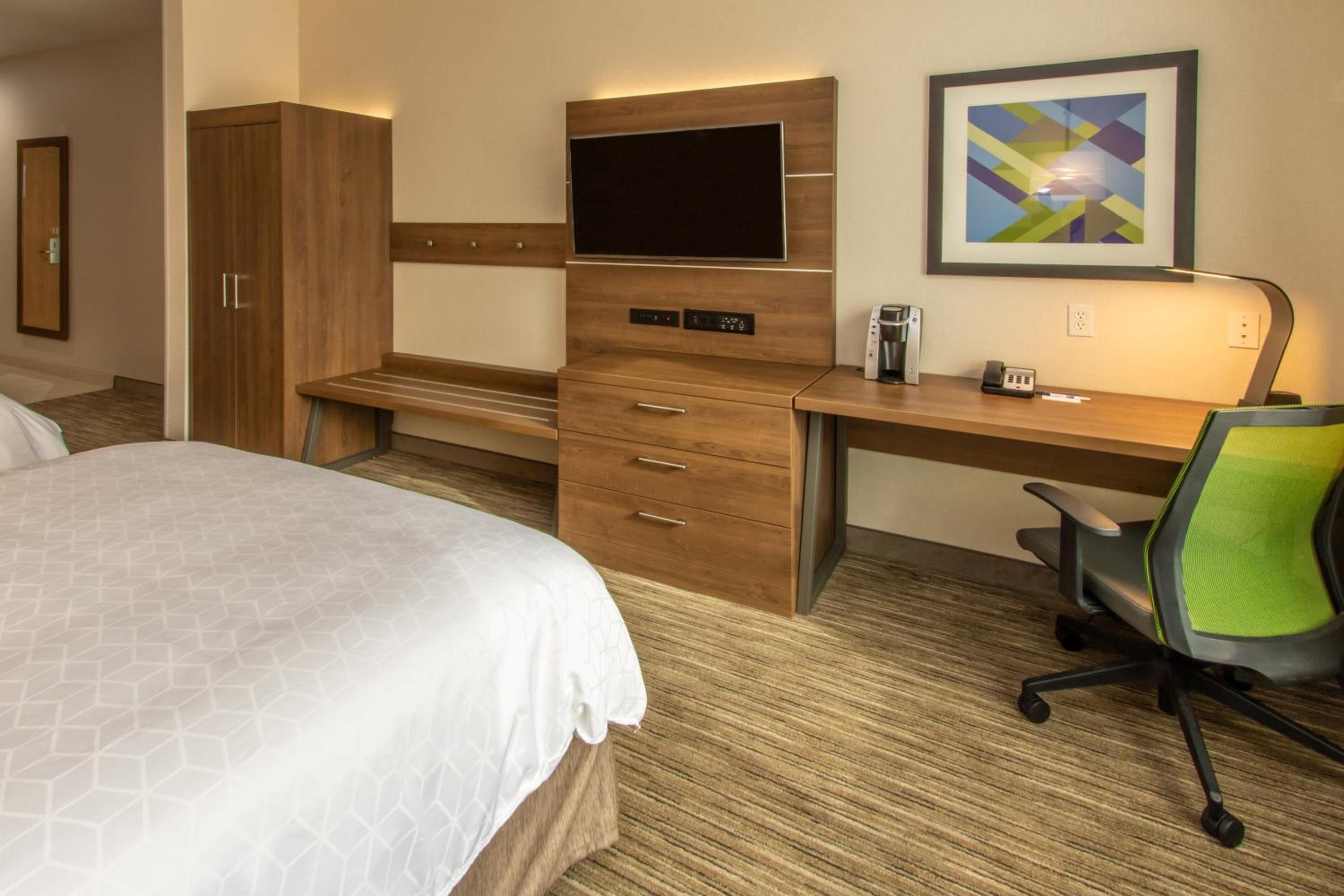 Standard Queen Room with Two Queen Beds - Photo 10