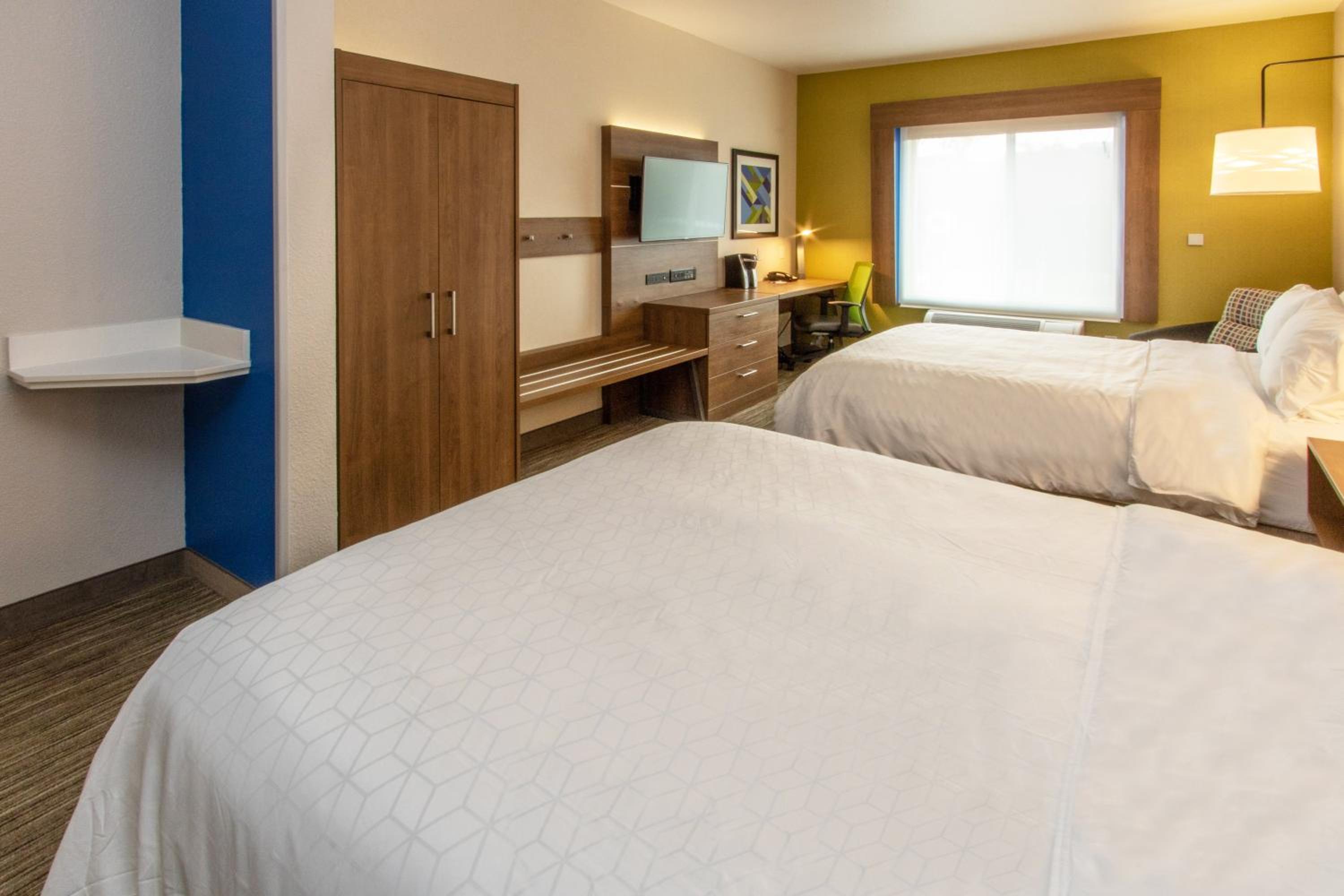 Standard Queen Room with Two Queen Beds - Photo 20