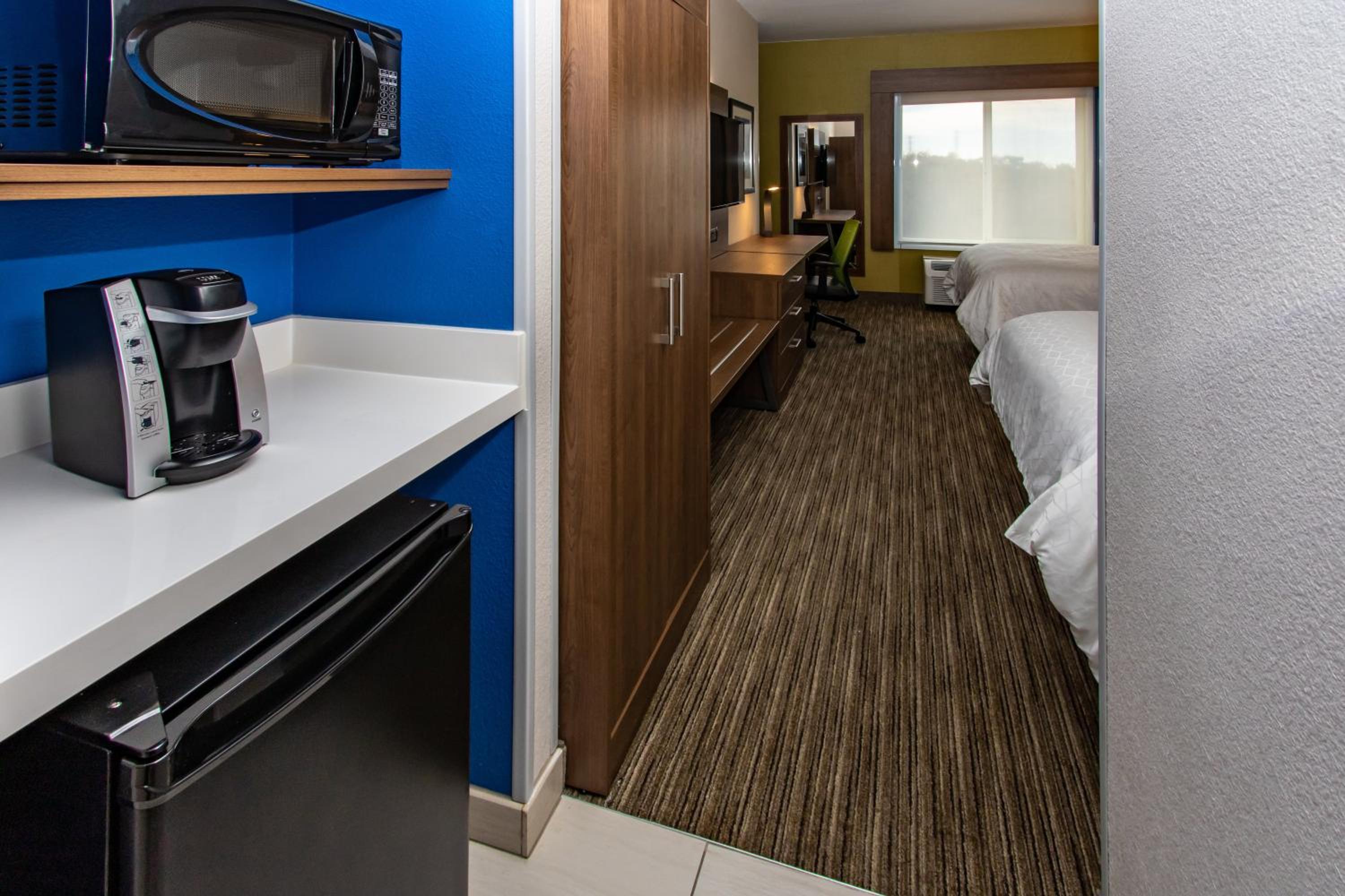 Standard Queen Room with Two Queen Beds - Photo 12